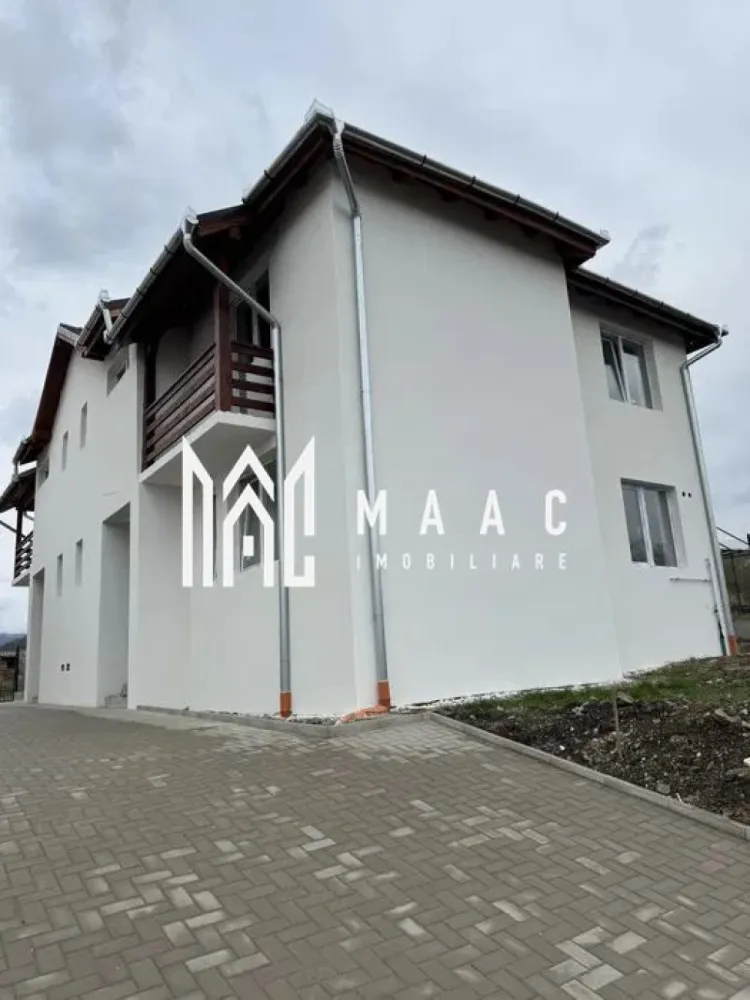 Casa tip Duplex | Teren 255 MP | Predare la cheie | Cisnadie - MAAC Imobiliare vă prezintă spre vânzare o casă tip duplex cu curte proprie, situată în Cisnădie, într-o zonă liniștită.

Caracteristici:
Casă tip duplex, construcție modernă realizată în anul 2025.
Suprafață teren de 255 mp.
Amprentă la sol de 150 mp.
Suprafață utilă 130 mp.
Teren liber de aproximativ 105 mp.
Pod ideal pentru depozitare.
Două locuri de parcare private.

Compartimentare:
Parter
Hol de acces.
Living.
Bucătărie.
Dormitor.
Baie.
Terasă.

Etaj:
Hol de acces.
3 dormitoare luminoase.
2 balcoane.
Baie.
Acces către podul casei.

Construcție și dotări:
Casele sunt separate prin placă de beton, oferind o izolare fonică foarte bună.
Încălzire în pardoseală.

Pentru mai multe detalii precizati telefonic ca ati vazut anuntul cu ID: CP2966833