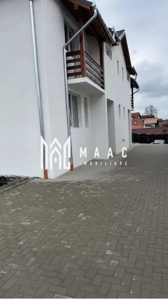 Casa tip Duplex | Teren 255 MP | Predare la cheie | Cisnadie - MAAC Imobiliare vă prezintă spre vânzare o casă tip duplex cu curte proprie, situată în Cisnădie, într-o zonă liniștită.

Caracteristici:
Casă tip duplex, construcție modernă realizată în anul 2025.
Suprafață teren de 255 mp.
Amprentă la sol de 150 mp.
Suprafață utilă 130 mp.
Teren liber de aproximativ 105 mp.
Pod ideal pentru depozitare.
Două locuri de parcare private.

Compartimentare:
Parter
Hol de acces.
Living.
Bucătărie.
Dormitor.
Baie.
Terasă.

Etaj:
Hol de acces.
3 dormitoare luminoase.
2 balcoane.
Baie.
Acces către podul casei.

Construcție și dotări:
Casele sunt separate prin placă de beton, oferind o izolare fonică foarte bună.
Încălzire în pardoseală.

Pentru mai multe detalii precizati telefonic ca ati vazut anuntul cu ID: CP2966833