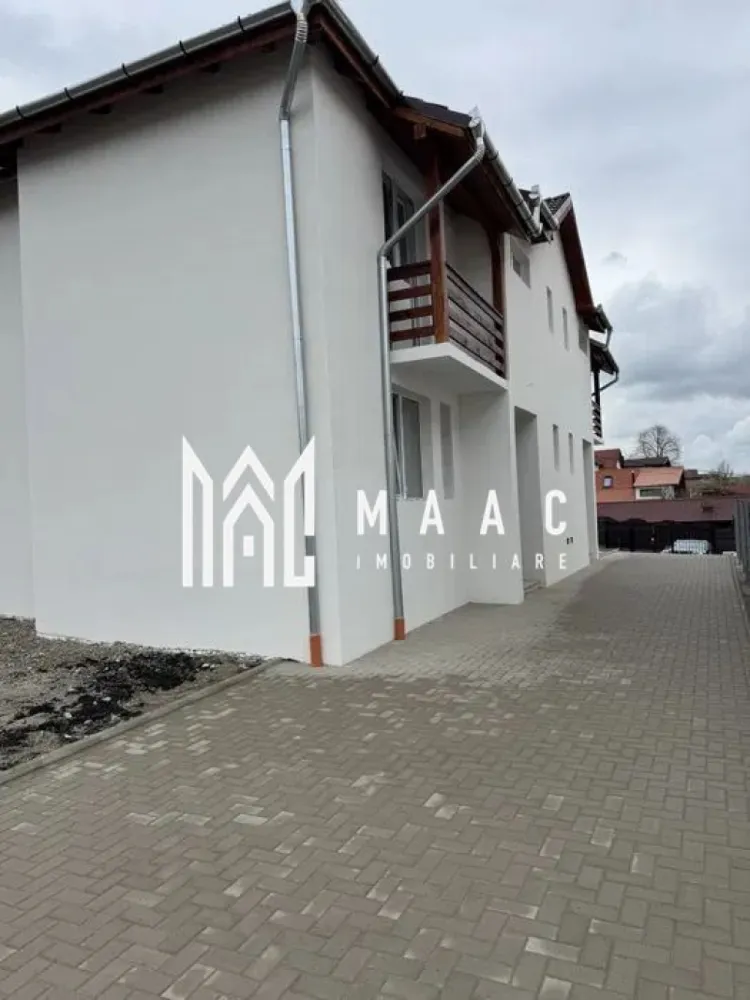 Casa tip Duplex | Teren 255 MP | Predare la cheie | Cisnadie - MAAC Imobiliare vă prezintă spre vânzare o casă tip duplex cu curte proprie, situată în Cisnădie, într-o zonă liniștită.

Caracteristici:
Casă tip duplex, construcție modernă realizată în anul 2025.
Suprafață teren de 255 mp.
Amprentă la sol de 150 mp.
Suprafață utilă 130 mp.
Teren liber de aproximativ 105 mp.
Pod ideal pentru depozitare.
Două locuri de parcare private.

Compartimentare:
Parter
Hol de acces.
Living.
Bucătărie.
Dormitor.
Baie.
Terasă.

Etaj:
Hol de acces.
3 dormitoare luminoase.
2 balcoane.
Baie.
Acces către podul casei.

Construcție și dotări:
Casele sunt separate prin placă de beton, oferind o izolare fonică foarte bună.
Încălzire în pardoseală.

Pentru mai multe detalii precizati telefonic ca ati vazut anuntul cu ID: CP2966833