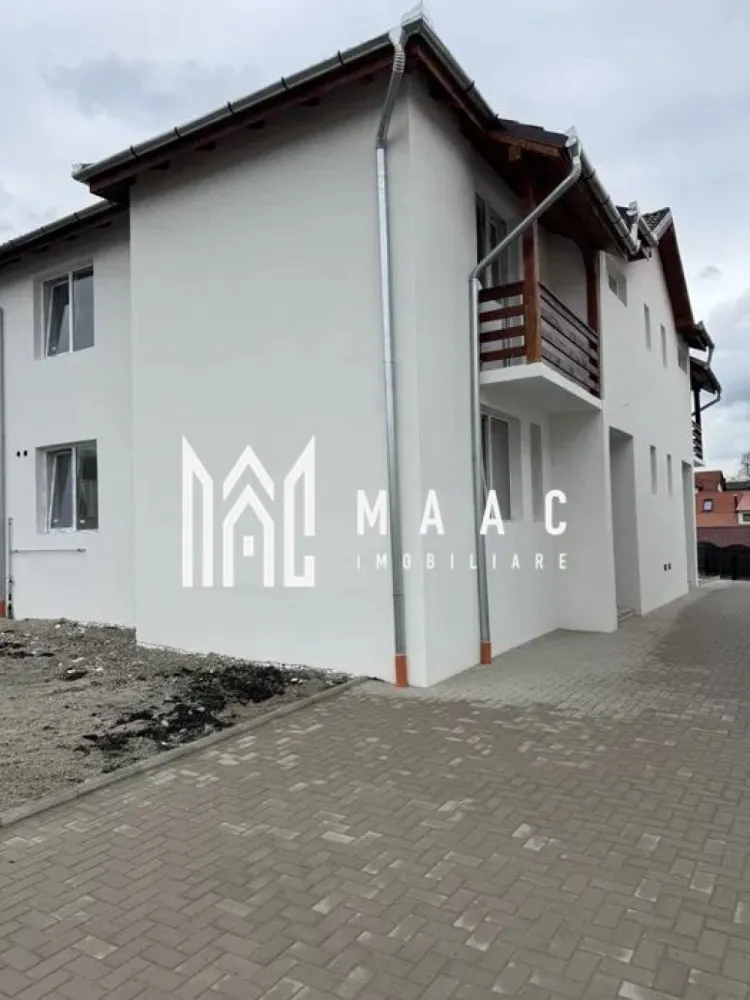Casa tip Duplex | Teren 255 MP | Predare la cheie | Cisnadie - MAAC Imobiliare vă prezintă spre vânzare o casă tip duplex cu curte proprie, situată în Cisnădie, într-o zonă liniștită.

Caracteristici:
Casă tip duplex, construcție modernă realizată în anul 2025.
Suprafață teren de 255 mp.
Amprentă la sol de 150 mp.
Suprafață utilă 130 mp.
Teren liber de aproximativ 105 mp.
Pod ideal pentru depozitare.
Două locuri de parcare private.

Compartimentare:
Parter
Hol de acces.
Living.
Bucătărie.
Dormitor.
Baie.
Terasă.

Etaj:
Hol de acces.
3 dormitoare luminoase.
2 balcoane.
Baie.
Acces către podul casei.

Construcție și dotări:
Casele sunt separate prin placă de beton, oferind o izolare fonică foarte bună.
Încălzire în pardoseală.

Pentru mai multe detalii precizati telefonic ca ati vazut anuntul cu ID: CP2966833