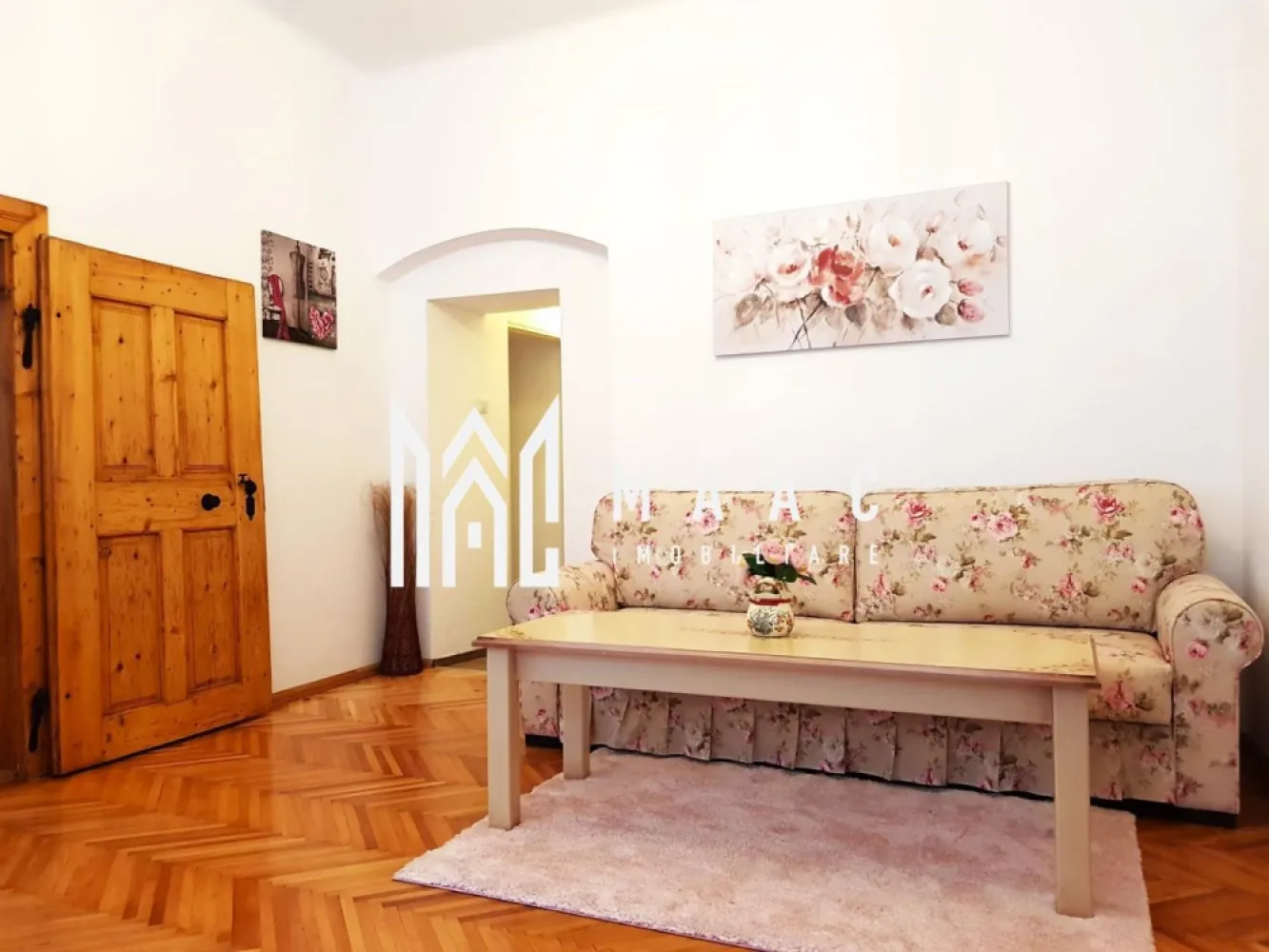 Apartament 2 Camere | 53MPU | Pivnita | Ultracentral - MAAC Imobiliare vă propune spre vânzare un apartament cu 2 camere, semidecomandat, situat în zona Ultracentrală a Sibiului, o locație ideală atât pentru locuire, cât și pentru investiție.

Proprietatea este amplasată la parterul unei vile cu un singur etaj și are o suprafață utilă de 45 mp, oferind un spațiu bine organizat și confortabil.

Compartimentare

Hol de acces

2 camere spațioase

Dressing

Bucătărie separată

Baie cu geam pentru aerisire naturală și duș

Spații suplimentare

Pivniță spațioasă – 17 mp

Anexă – 6 mp

Teren aferent – 47 mp

Dotări și finisaje

Apartament complet renovat

Instalații electrice și sanitare schimbate

Se vinde mobilat și utilat

Disponibil pentru mutare imediată

Avantaje

Zonă Ultracentrală, aproape de toate punctele de interes

Imobil tip vilă, cu regim redus de înălțime

Spații auxiliare utile: pivniță, anexă și teren

Ideal pentru locuință personală sau investiție (închiriere/regim hotelier)

Pentru mai multe detalii și programarea unei vizionări, vă rugăm să ne contactați menționând ID:2967452