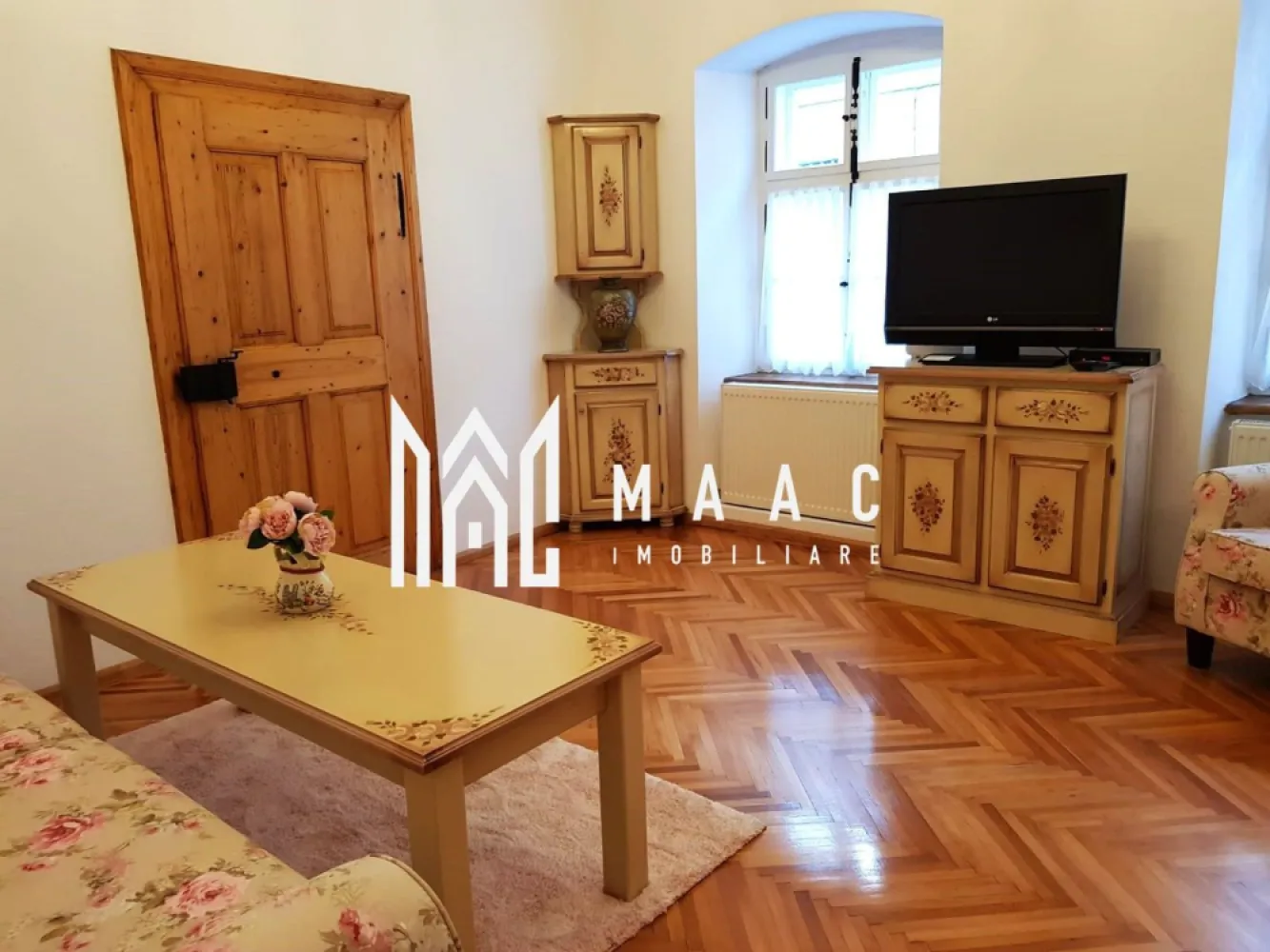 Apartament 2 Camere | 53MPU | Pivnita | Ultracentral - MAAC Imobiliare vă propune spre vânzare un apartament cu 2 camere, semidecomandat, situat în zona Ultracentrală a Sibiului, o locație ideală atât pentru locuire, cât și pentru investiție.

Proprietatea este amplasată la parterul unei vile cu un singur etaj și are o suprafață utilă de 45 mp, oferind un spațiu bine organizat și confortabil.

Compartimentare

Hol de acces

2 camere spațioase

Dressing

Bucătărie separată

Baie cu geam pentru aerisire naturală și duș

Spații suplimentare

Pivniță spațioasă – 17 mp

Anexă – 6 mp

Teren aferent – 47 mp

Dotări și finisaje

Apartament complet renovat

Instalații electrice și sanitare schimbate

Se vinde mobilat și utilat

Disponibil pentru mutare imediată

Avantaje

Zonă Ultracentrală, aproape de toate punctele de interes

Imobil tip vilă, cu regim redus de înălțime

Spații auxiliare utile: pivniță, anexă și teren

Ideal pentru locuință personală sau investiție (închiriere/regim hotelier)

Pentru mai multe detalii și programarea unei vizionări, vă rugăm să ne contactați menționând ID:2967452