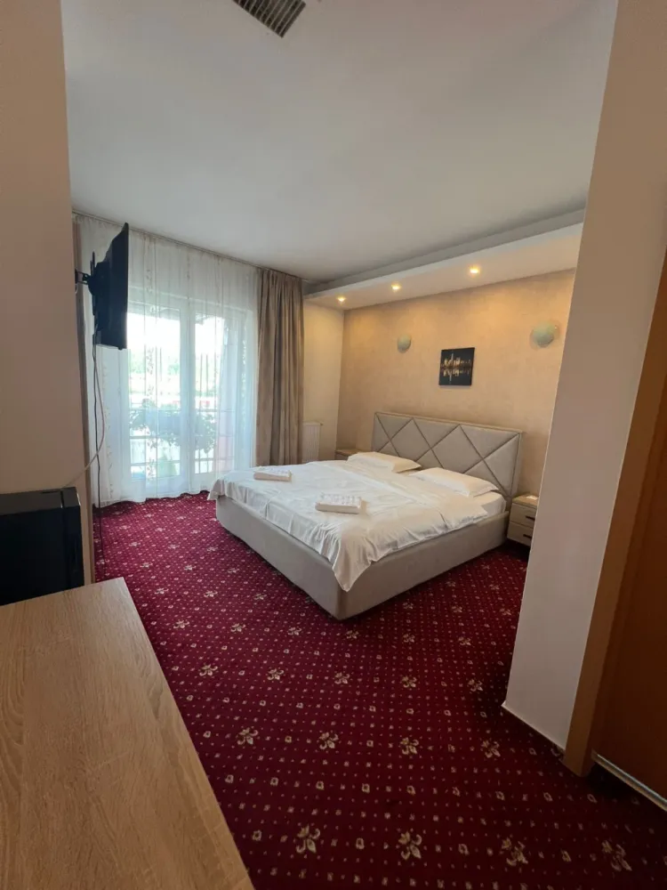 De vânzare – Hotel Veștem, Sibiu - O oportunitate unică de investiție în turism și HoReCa, amplasată strategic în localitatea Veștem, la doar 13 km de Sibiu și 17 km de Aeroportul Internațional Sibiu, cu acces direct din DN1–DN7. &nbsp;Detalii proprietate:Suprafață teren: 5.600 mpSuprafață utila: 1.700 mp25 camere spațioase, fiecare cu baie proprie2 apartamente cu baie proprieRestaurant cu 70 locuri + terasăBucătărie profesională de 200 mp, dotată cu camere frigorifice și congelatorAer condiționat, ferestre termopan, gresie, faianță, parchet, mocheta.Puncte comerciale destinate alimentației publice – închiriate, cu venit lunar de 12.000 € + încasările hotelului &nbsp;Utilități și dotări tehnice:Curent 300 kw + generator 220 kwPuț forat la mare adâncime pentru alimentare cu apăStație de epurare proprieCanalizare&nbsp;Avantaje investiționale:Poziționare excelentă pentru tranzit și turism, pe ruta DN1 – DN7Proprietatea se prezintă impecabil, foarte îngrijităGenerare de venit pasiv din chirii + activitate hotelieră și restaurantPotențial ridicat de dezvoltare ulterioară (evenimente, turism de business, extindere servicii)&nbsp;Preț de vânzare: 1.800.000 € &nbsp;Un hotel cu tradiție, bine întreținut, complet funcțional, care îmbină confortul modern cu un potențial excelent de profitabilitate.