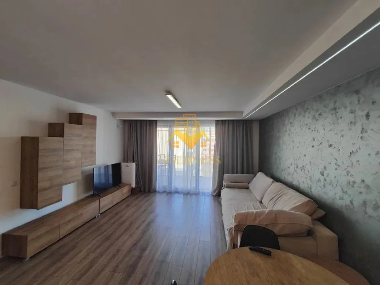 2 camere, premium, bloc nou, Marasti, The Nest, The Office, 21 Dec - GOLDNESS Imobiliare vă propune spre închiriere un apartament cu 2 camere complet mobilat și utilat, la etajul 3 într-un imobil de 7 etaje, în cartierul Marasti. 
Apartamentul este compartimentat astfel:
 - dormitor cu pat matrimonial, dressing, noptiere
 - living cu bucatarie open-space complet utilată, canapea extensibla, loc de servit masa 
 - baie cu cabina de dus, calorifer port prosop inox și dulap pentru depozitare.
 - terasa de 7 mp.

Imobilul este dotat cu toate cele necesare- centrală proprie, mașină de spălat haine, frigider, plită electrică, hotă, TV, etc. 
Se află în apropierea stațiilor de transport în comun, magazine, restaurante, spații verzi, farmacii, etc. 
Dispune de parcare subterana inclusa in pret!

Dacă sunteți interesați de acest apartament și doriți să îl vizionați, dar și pentru alte oferte sau detalii nu ezitați să ne contactați telefonic sau prin e-mail - goldnessimobiliare@gmail.com. Vă stăm la dispoziție!