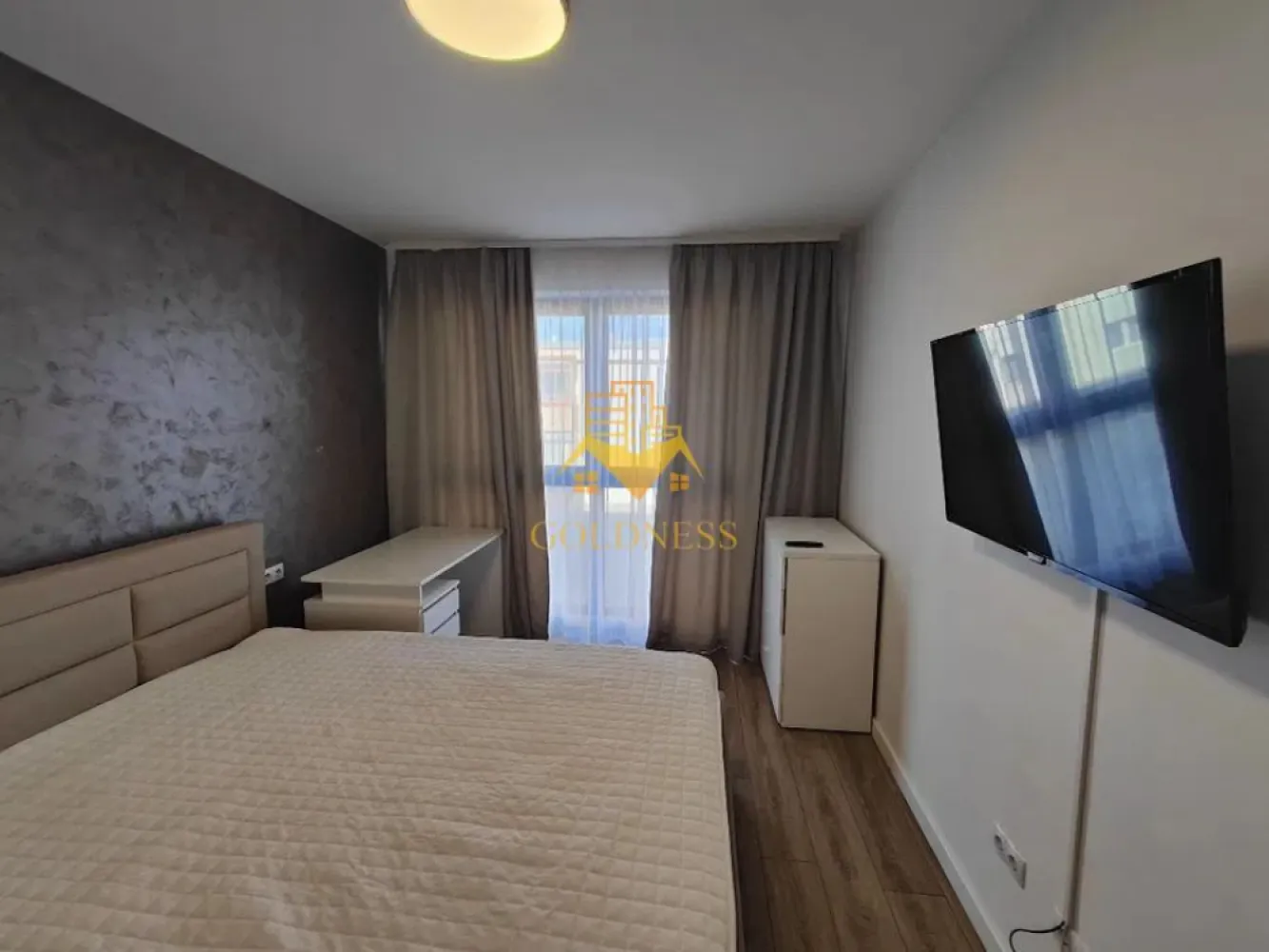 2 camere, premium, bloc nou, Marasti, The Nest, The Office, 21 Dec - GOLDNESS Imobiliare vă propune spre închiriere un apartament cu 2 camere complet mobilat și utilat, la etajul 3 într-un imobil de 7 etaje, în cartierul Marasti. 
Apartamentul este compartimentat astfel:
 - dormitor cu pat matrimonial, dressing, noptiere
 - living cu bucatarie open-space complet utilată, canapea extensibla, loc de servit masa 
 - baie cu cabina de dus, calorifer port prosop inox și dulap pentru depozitare.
 - terasa de 7 mp.

Imobilul este dotat cu toate cele necesare- centrală proprie, mașină de spălat haine, frigider, plită electrică, hotă, TV, etc. 
Se află în apropierea stațiilor de transport în comun, magazine, restaurante, spații verzi, farmacii, etc. 
Dispune de parcare subterana inclusa in pret!

Dacă sunteți interesați de acest apartament și doriți să îl vizionați, dar și pentru alte oferte sau detalii nu ezitați să ne contactați telefonic sau prin e-mail - goldnessimobiliare@gmail.com. Vă stăm la dispoziție!
