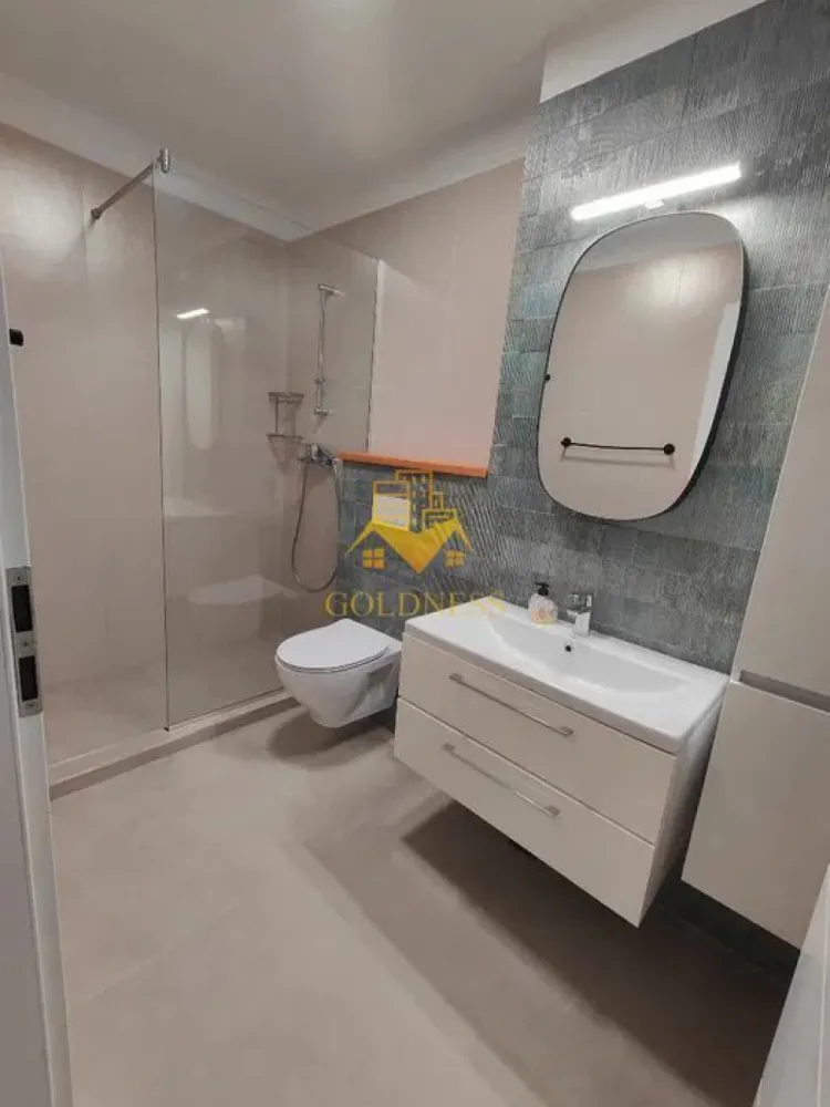 2 camere, premium, bloc nou, Marasti, The Nest, The Office, 21 Dec - GOLDNESS Imobiliare vă propune spre închiriere un apartament cu 2 camere complet mobilat și utilat, la etajul 3 într-un imobil de 7 etaje, în cartierul Marasti. 
Apartamentul este compartimentat astfel:
 - dormitor cu pat matrimonial, dressing, noptiere
 - living cu bucatarie open-space complet utilată, canapea extensibla, loc de servit masa 
 - baie cu cabina de dus, calorifer port prosop inox și dulap pentru depozitare.
 - terasa de 7 mp.

Imobilul este dotat cu toate cele necesare- centrală proprie, mașină de spălat haine, frigider, plită electrică, hotă, TV, etc. 
Se află în apropierea stațiilor de transport în comun, magazine, restaurante, spații verzi, farmacii, etc. 
Dispune de parcare subterana inclusa in pret!

Dacă sunteți interesați de acest apartament și doriți să îl vizionați, dar și pentru alte oferte sau detalii nu ezitați să ne contactați telefonic sau prin e-mail - goldnessimobiliare@gmail.com. Vă stăm la dispoziție!