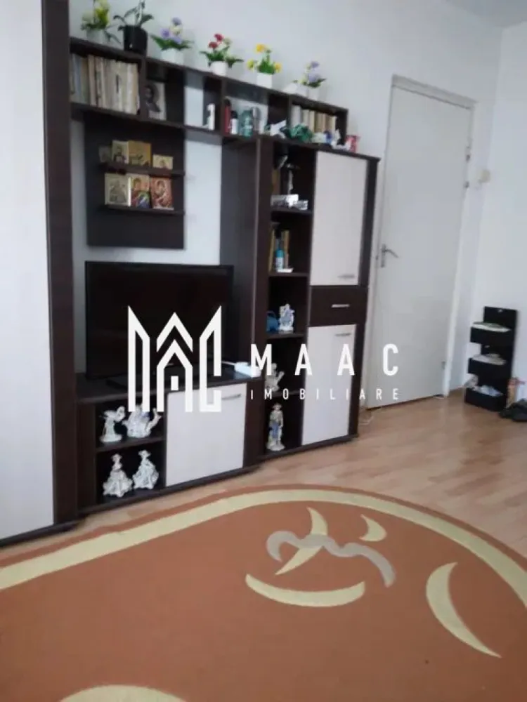 Apartament 2 camere | Pretabil investitie | Calea Dumbravii - MAAC Imobiliare vă prezintă un apartament cu 2 camere situat în zona Mihai Viteazu, la intersecția cu Calea Dumbrăvii – o locație ideală atât pentru locuință personală, cât și pentru investiție.

Detalii generale:
Apartamentul are o suprafață utilă de 37 mp și este poziționat la etajul 4 al unui imobil cu 5 niveluri.
Se află într-o zonă liniștită, cu acces rapid către centrul orașului, magazine, instituții și mijloace de transport în comun.

Compartimentare:
Hol de intrare.
2 camere nedecomandate, potrivite pentru dormitor și living.
Bucătărie separată, prevăzută cu debara pentru depozitare.
Baie cu cadă și geam de aerisire.

Dotări & confort:
Centrala termică proprie cu calorifere.

Apartamentul se vinde cu tot cu chiriaș, ceea ce îl transformă într-o oportunitate pentru investitori.

Avantaje zonă:
Acces facil către toate facilitățile: magazine, stații de autobuz, farmacii, bănci, piețe și zone verzi.

Pentru mai multe detalii precizati telefonic ca ati vazut anuntul cu ID: CP2834771