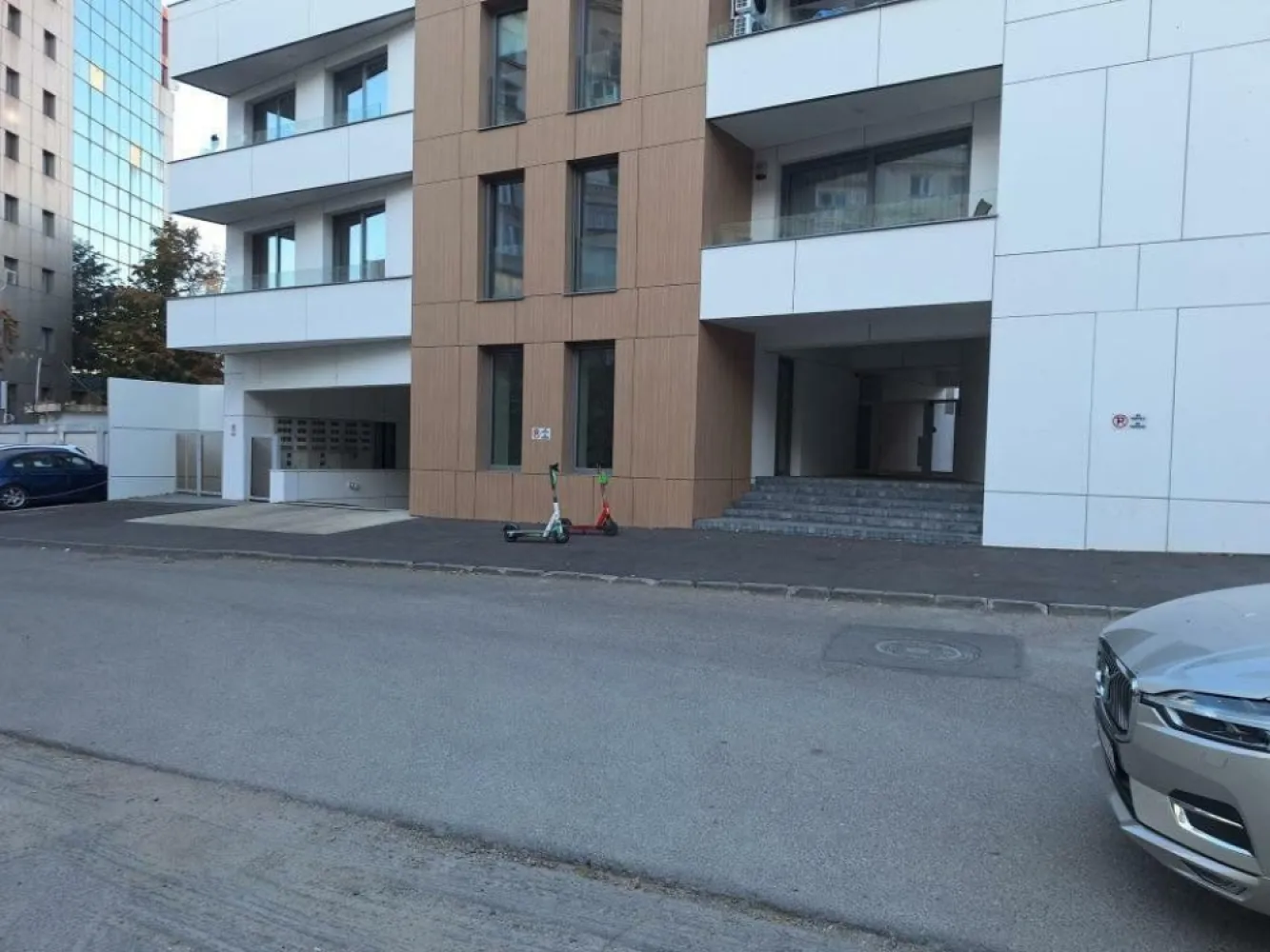 BRASADAS închiriază sp com 35mp zona UNIRII - Agenția imobiliara BRASADAS închiriază spatiu comercial (se poate amenaja si ca birou), la parterul unui bloc nou, situat pe Aleea Cauzasi, langa Spitalul Constantin Angelescu si 
la 300m de Tribunal.
 Spatiul are 35 m2 utili si dispune de centrala proprie pe gaze, incalzire in pardoseala, aer conditioat, interfon, cablu internet, detector de fum, baie utilata.
Pentru mai multe oferte accesați www.brasadas.com