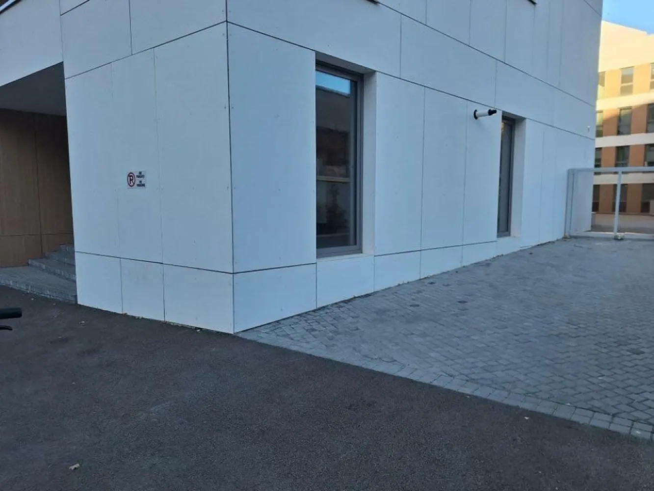 BRASADAS închiriază sp com 35mp zona UNIRII - Agenția imobiliara BRASADAS închiriază spatiu comercial (se poate amenaja si ca birou), la parterul unui bloc nou, situat pe Aleea Cauzasi, langa Spitalul Constantin Angelescu si 
la 300m de Tribunal.
 Spatiul are 35 m2 utili si dispune de centrala proprie pe gaze, incalzire in pardoseala, aer conditioat, interfon, cablu internet, detector de fum, baie utilata.
Pentru mai multe oferte accesați www.brasadas.com