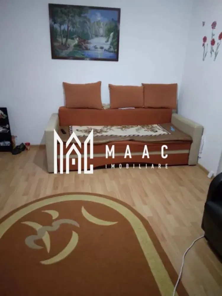 Apartament 2 camere | Pretabil investitie | Calea Dumbravii - MAAC Imobiliare vă prezintă un apartament cu 2 camere situat în zona Mihai Viteazu, la intersecția cu Calea Dumbrăvii – o locație ideală atât pentru locuință personală, cât și pentru investiție.

Detalii generale:
Apartamentul are o suprafață utilă de 37 mp și este poziționat la etajul 4 al unui imobil cu 5 niveluri.
Se află într-o zonă liniștită, cu acces rapid către centrul orașului, magazine, instituții și mijloace de transport în comun.

Compartimentare:
Hol de intrare.
2 camere nedecomandate, potrivite pentru dormitor și living.
Bucătărie separată, prevăzută cu debara pentru depozitare.
Baie cu cadă și geam de aerisire.

Dotări & confort:
Centrala termică proprie cu calorifere.

Apartamentul se vinde cu tot cu chiriaș, ceea ce îl transformă într-o oportunitate pentru investitori.

Avantaje zonă:
Acces facil către toate facilitățile: magazine, stații de autobuz, farmacii, bănci, piețe și zone verzi.

Pentru mai multe detalii precizati telefonic ca ati vazut anuntul cu ID: CP2834771