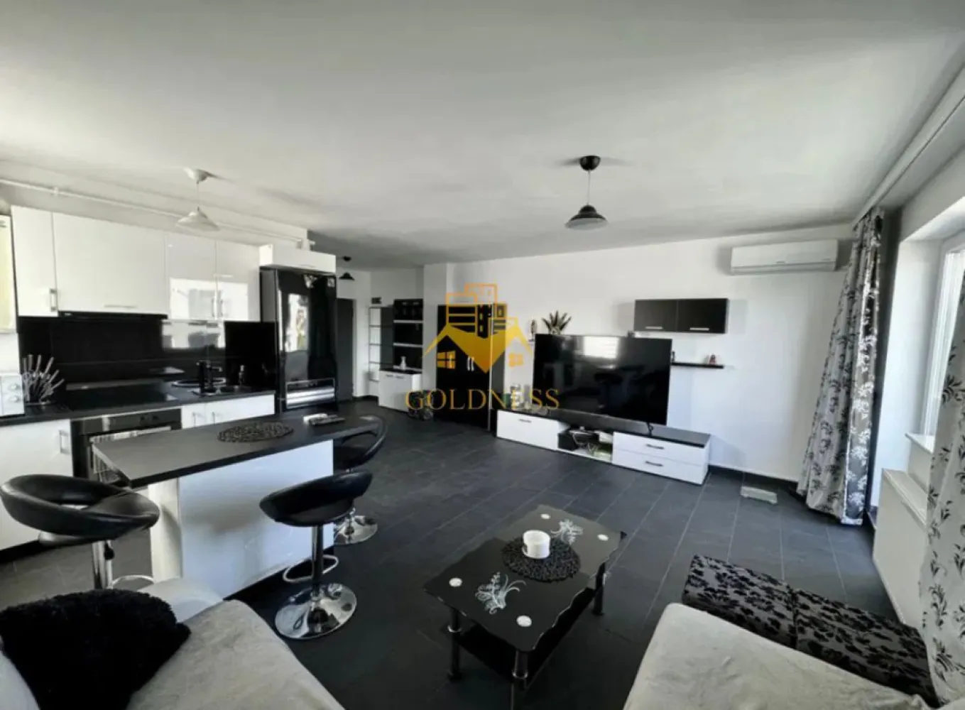 2 camere, modern, bloc nou, garaj, Dambul Rotund, Ego Residence - GOLDNESS Imobiliare vă propune spre închiriere un apartament cu 2 camere complet mobilat și utilat, la etajul 3 într-un imobil de 5 etaje, în Cartierul Dambul Rotund.
Dispune de loc de parcare subterana!
Se află în apropierea stațiilor de transport în comun, magazine, restaurante, spații verzi, farmacii, etc. 

Apartamentul este compartimentat astfel:
 - dormitor cu pat matrimonial, dressing, noptiere
 - bucatarie complet utilată și mobilată, loc de servit masa 
 - living cu canapea extensibila, comoda Tv, televizor
 - baie cu cabina de dus, calorifer port prosop și dulap pentru depozitare.
 - balcon de 5 mp.

Imobilul este dotat cu toate cele necesare- centrală proprie, frigider, aragaz, hotă, mașină de spălat haine, etc. 

Dacă sunteți interesați de acest apartament și doriți să îl vizionați, dar și pentru alte oferte nu ezitați să ne contactați telefonic sau prin e-mail. Vă stăm la dispoziție!
Pentru intermediere se percepe un comision de 50% din prețul chiriei!