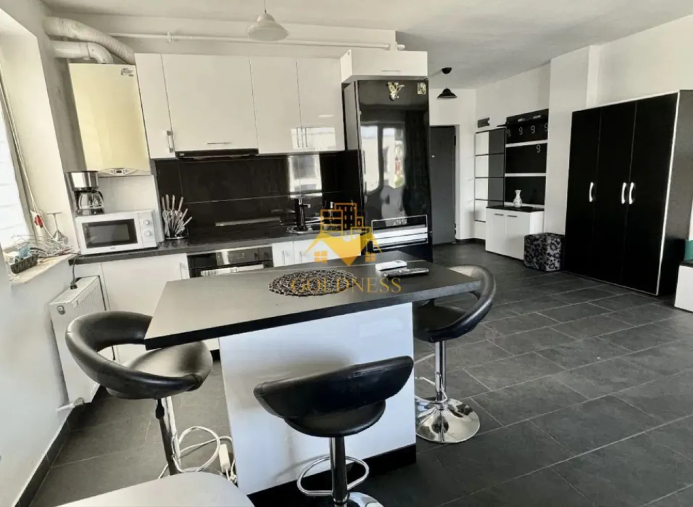 2 camere, modern, bloc nou, garaj, Dambul Rotund, Ego Residence - GOLDNESS Imobiliare vă propune spre închiriere un apartament cu 2 camere complet mobilat și utilat, la etajul 3 într-un imobil de 5 etaje, în Cartierul Dambul Rotund.
Dispune de loc de parcare subterana!
Se află în apropierea stațiilor de transport în comun, magazine, restaurante, spații verzi, farmacii, etc. 

Apartamentul este compartimentat astfel:
 - dormitor cu pat matrimonial, dressing, noptiere
 - bucatarie complet utilată și mobilată, loc de servit masa 
 - living cu canapea extensibila, comoda Tv, televizor
 - baie cu cabina de dus, calorifer port prosop și dulap pentru depozitare.
 - balcon de 5 mp.

Imobilul este dotat cu toate cele necesare- centrală proprie, frigider, aragaz, hotă, mașină de spălat haine, etc. 

Dacă sunteți interesați de acest apartament și doriți să îl vizionați, dar și pentru alte oferte nu ezitați să ne contactați telefonic sau prin e-mail. Vă stăm la dispoziție!
Pentru intermediere se percepe un comision de 50% din prețul chiriei!