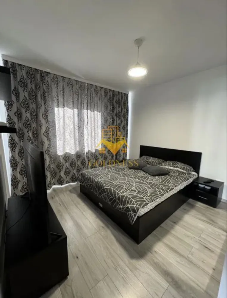 2 camere, modern, bloc nou, garaj, Dambul Rotund, Ego Residence - GOLDNESS Imobiliare vă propune spre închiriere un apartament cu 2 camere complet mobilat și utilat, la etajul 3 într-un imobil de 5 etaje, în Cartierul Dambul Rotund.
Dispune de loc de parcare subterana!
Se află în apropierea stațiilor de transport în comun, magazine, restaurante, spații verzi, farmacii, etc. 

Apartamentul este compartimentat astfel:
 - dormitor cu pat matrimonial, dressing, noptiere
 - bucatarie complet utilată și mobilată, loc de servit masa 
 - living cu canapea extensibila, comoda Tv, televizor
 - baie cu cabina de dus, calorifer port prosop și dulap pentru depozitare.
 - balcon de 5 mp.

Imobilul este dotat cu toate cele necesare- centrală proprie, frigider, aragaz, hotă, mașină de spălat haine, etc. 

Dacă sunteți interesați de acest apartament și doriți să îl vizionați, dar și pentru alte oferte nu ezitați să ne contactați telefonic sau prin e-mail. Vă stăm la dispoziție!
Pentru intermediere se percepe un comision de 50% din prețul chiriei!