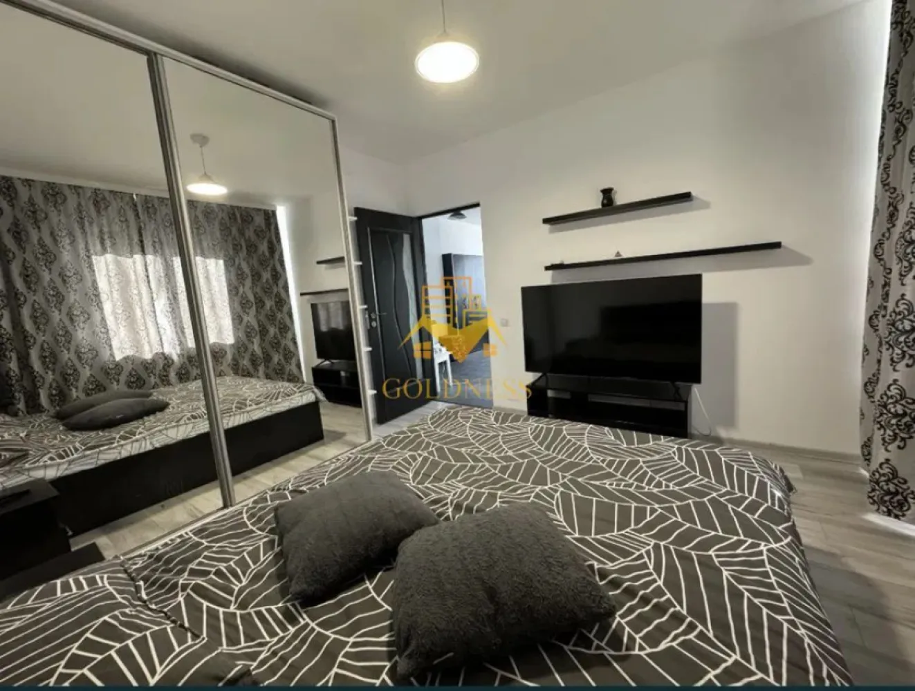2 camere, modern, bloc nou, garaj, Dambul Rotund, Ego Residence - GOLDNESS Imobiliare vă propune spre închiriere un apartament cu 2 camere complet mobilat și utilat, la etajul 3 într-un imobil de 5 etaje, în Cartierul Dambul Rotund.
Dispune de loc de parcare subterana!
Se află în apropierea stațiilor de transport în comun, magazine, restaurante, spații verzi, farmacii, etc. 

Apartamentul este compartimentat astfel:
 - dormitor cu pat matrimonial, dressing, noptiere
 - bucatarie complet utilată și mobilată, loc de servit masa 
 - living cu canapea extensibila, comoda Tv, televizor
 - baie cu cabina de dus, calorifer port prosop și dulap pentru depozitare.
 - balcon de 5 mp.

Imobilul este dotat cu toate cele necesare- centrală proprie, frigider, aragaz, hotă, mașină de spălat haine, etc. 

Dacă sunteți interesați de acest apartament și doriți să îl vizionați, dar și pentru alte oferte nu ezitați să ne contactați telefonic sau prin e-mail. Vă stăm la dispoziție!
Pentru intermediere se percepe un comision de 50% din prețul chiriei!