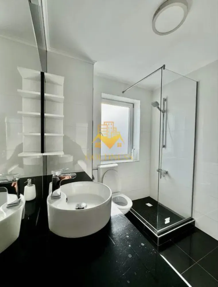 2 camere, modern, bloc nou, garaj, Dambul Rotund, Ego Residence - GOLDNESS Imobiliare vă propune spre închiriere un apartament cu 2 camere complet mobilat și utilat, la etajul 3 într-un imobil de 5 etaje, în Cartierul Dambul Rotund.
Dispune de loc de parcare subterana!
Se află în apropierea stațiilor de transport în comun, magazine, restaurante, spații verzi, farmacii, etc. 

Apartamentul este compartimentat astfel:
 - dormitor cu pat matrimonial, dressing, noptiere
 - bucatarie complet utilată și mobilată, loc de servit masa 
 - living cu canapea extensibila, comoda Tv, televizor
 - baie cu cabina de dus, calorifer port prosop și dulap pentru depozitare.
 - balcon de 5 mp.

Imobilul este dotat cu toate cele necesare- centrală proprie, frigider, aragaz, hotă, mașină de spălat haine, etc. 

Dacă sunteți interesați de acest apartament și doriți să îl vizionați, dar și pentru alte oferte nu ezitați să ne contactați telefonic sau prin e-mail. Vă stăm la dispoziție!
Pentru intermediere se percepe un comision de 50% din prețul chiriei!