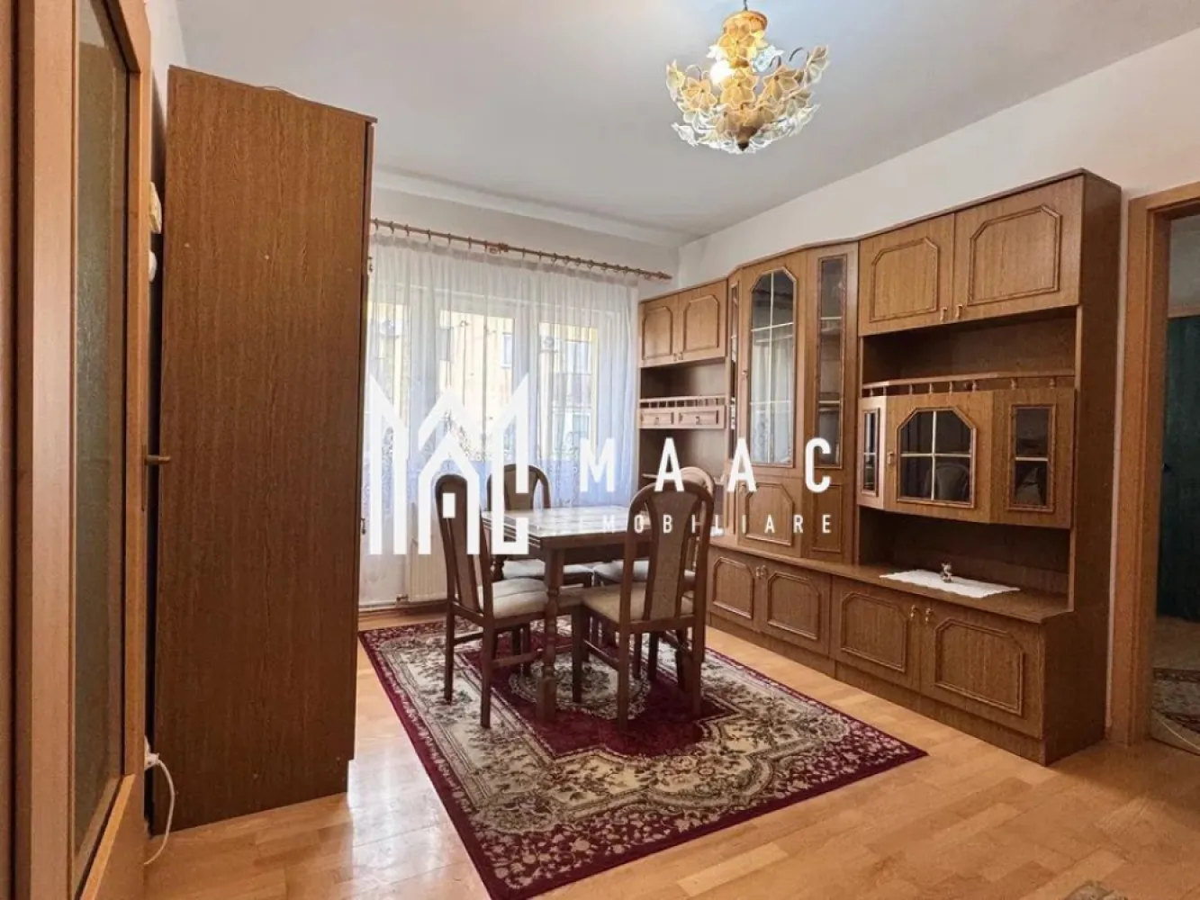 Apartament 2 camere | Balcon | 45 MP | Vasile Milea - MAAC Imobiliare vă propune spre vânzare un apartament cu 2 camere, situat în zona Milea, în imediata vecinătate a stației OMV.

Detalii generale:
Apartamentul este amplasat la etajul 4 al unui imobil cu 5 niveluri, ultimul fiind mansardă.
Suprafața utilă este de 45 mp, iar suprafața totală ajunge la 49 mp.
Locația oferă acces rapid la mijloace de transport, magazine, instituții și puncte importante din oraș.

Compartimentare:
Hol de intrare.
Bucătărie separată.
2 camere nedecomandate, ideale ca dormitor și living.
Balcon închis cu termopan, accesibil din unul dintre dormitoare.

Dotări & confort:
Centrala termică proprie cu calorifere.
Se vinde complet mobilat, conform fotografiilor, fiind pregătit pentru mutare imediată sau investiție.

Pentru mai multe detalii precizati telefonic ca ati vazut anuntul cu ID: CP2834752