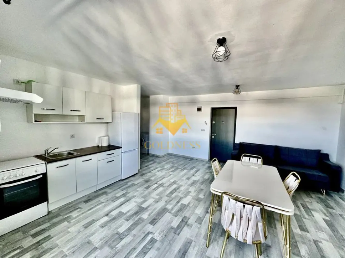 2 Camere Premium, Ego Residence, Corneliu Coposu, Parcare, Lombului - GOLDNESS Imobiliare vă propune spre închiriere un apartament cu 2 camere complet mobilat și utilat, la etajul 6 într-un imobil de 6 etaje, în cartierul Dambul Rotund. 
Apartamentul este compartimentat astfel:
 - dormitor cu pat matrimonial, dressing, noptiere
 - living cu bucatarie open-space complet utilată, canapea extensibla, loc de servit masa 
 - baie cu cabina de dus, calorifer port prosop inox și dulap pentru depozitare.
 - terasa de 10mp.

Imobilul este dotat cu toate cele necesare- centrală proprie, mașină de spălat haine, frigider, plită electrică, hotă, TV, etc. 
Se află în apropierea stațiilor de transport în comun, magazine, restaurante, spații verzi, farmacii, etc. 

Dacă sunteți interesați de acest apartament și doriți să îl vizionați, dar și pentru alte oferte sau detalii nu ezitați să ne contactați telefonic sau prin e-mail - goldnessimobiliare@gmail.com. Vă stăm la dispoziție!