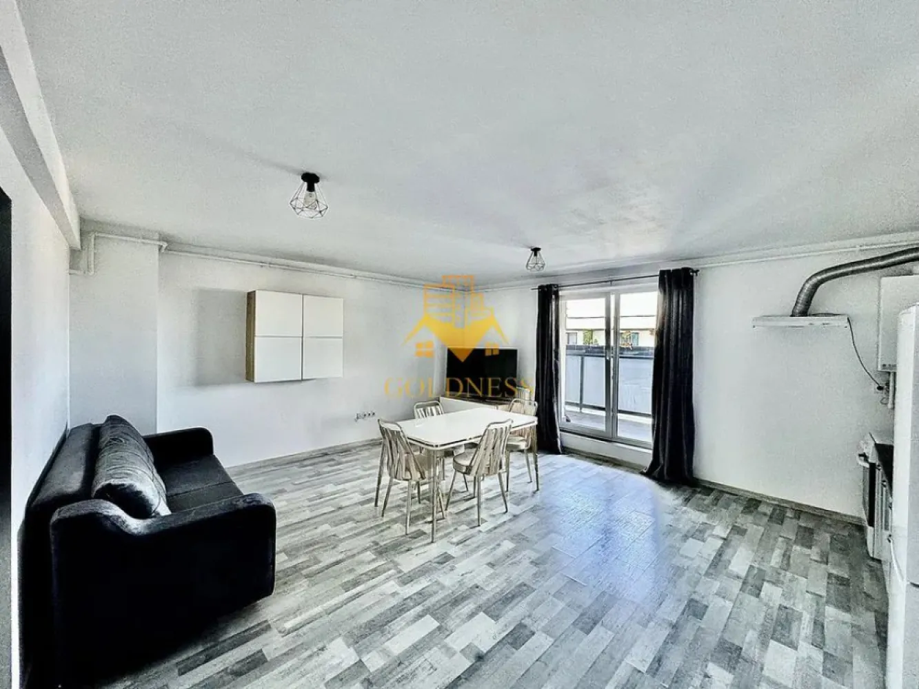 2 Camere Premium, Ego Residence, Corneliu Coposu, Parcare, Lombului - GOLDNESS Imobiliare vă propune spre închiriere un apartament cu 2 camere complet mobilat și utilat, la etajul 6 într-un imobil de 6 etaje, în cartierul Dambul Rotund. 
Apartamentul este compartimentat astfel:
 - dormitor cu pat matrimonial, dressing, noptiere
 - living cu bucatarie open-space complet utilată, canapea extensibla, loc de servit masa 
 - baie cu cabina de dus, calorifer port prosop inox și dulap pentru depozitare.
 - terasa de 10mp.

Imobilul este dotat cu toate cele necesare- centrală proprie, mașină de spălat haine, frigider, plită electrică, hotă, TV, etc. 
Se află în apropierea stațiilor de transport în comun, magazine, restaurante, spații verzi, farmacii, etc. 

Dacă sunteți interesați de acest apartament și doriți să îl vizionați, dar și pentru alte oferte sau detalii nu ezitați să ne contactați telefonic sau prin e-mail - goldnessimobiliare@gmail.com. Vă stăm la dispoziție!