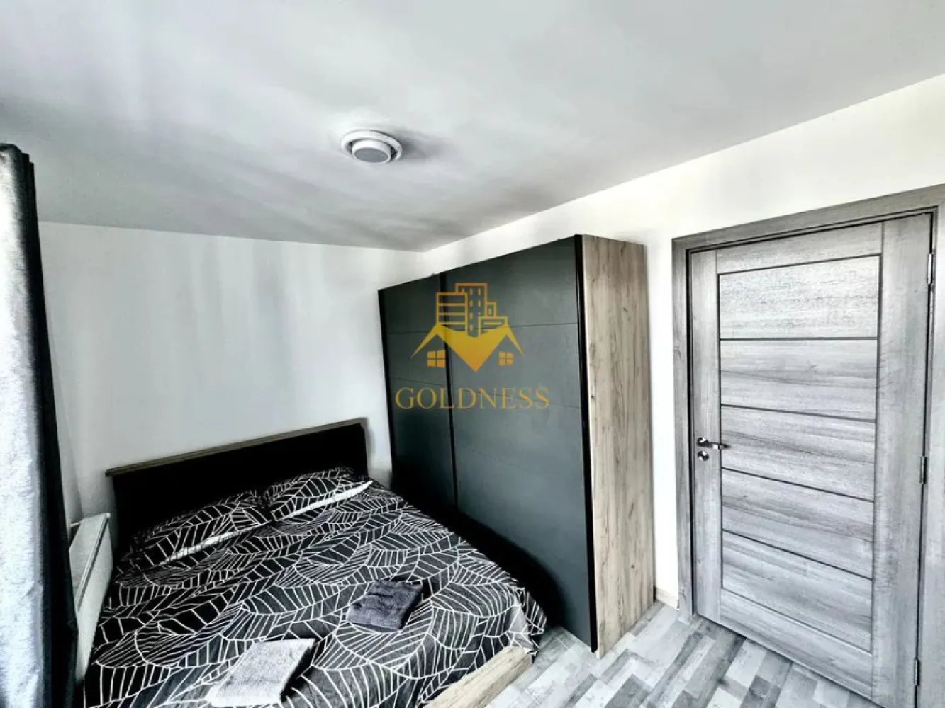 2 Camere Premium, Ego Residence, Corneliu Coposu, Parcare, Lombului - GOLDNESS Imobiliare vă propune spre închiriere un apartament cu 2 camere complet mobilat și utilat, la etajul 6 într-un imobil de 6 etaje, în cartierul Dambul Rotund. 
Apartamentul este compartimentat astfel:
 - dormitor cu pat matrimonial, dressing, noptiere
 - living cu bucatarie open-space complet utilată, canapea extensibla, loc de servit masa 
 - baie cu cabina de dus, calorifer port prosop inox și dulap pentru depozitare.
 - terasa de 10mp.

Imobilul este dotat cu toate cele necesare- centrală proprie, mașină de spălat haine, frigider, plită electrică, hotă, TV, etc. 
Se află în apropierea stațiilor de transport în comun, magazine, restaurante, spații verzi, farmacii, etc. 

Dacă sunteți interesați de acest apartament și doriți să îl vizionați, dar și pentru alte oferte sau detalii nu ezitați să ne contactați telefonic sau prin e-mail - goldnessimobiliare@gmail.com. Vă stăm la dispoziție!