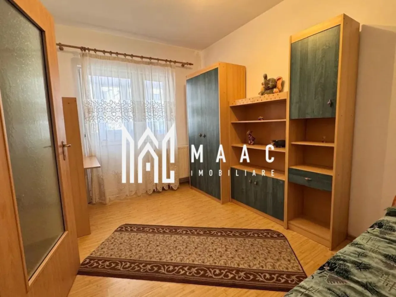 Apartament 2 camere | Balcon | 45 MP | Vasile Milea - MAAC Imobiliare vă propune spre vânzare un apartament cu 2 camere, situat în zona Milea, în imediata vecinătate a stației OMV.

Detalii generale:
Apartamentul este amplasat la etajul 4 al unui imobil cu 5 niveluri, ultimul fiind mansardă.
Suprafața utilă este de 45 mp, iar suprafața totală ajunge la 49 mp.
Locația oferă acces rapid la mijloace de transport, magazine, instituții și puncte importante din oraș.

Compartimentare:
Hol de intrare.
Bucătărie separată.
2 camere nedecomandate, ideale ca dormitor și living.
Balcon închis cu termopan, accesibil din unul dintre dormitoare.

Dotări & confort:
Centrala termică proprie cu calorifere.
Se vinde complet mobilat, conform fotografiilor, fiind pregătit pentru mutare imediată sau investiție.

Pentru mai multe detalii precizati telefonic ca ati vazut anuntul cu ID: CP2834752
