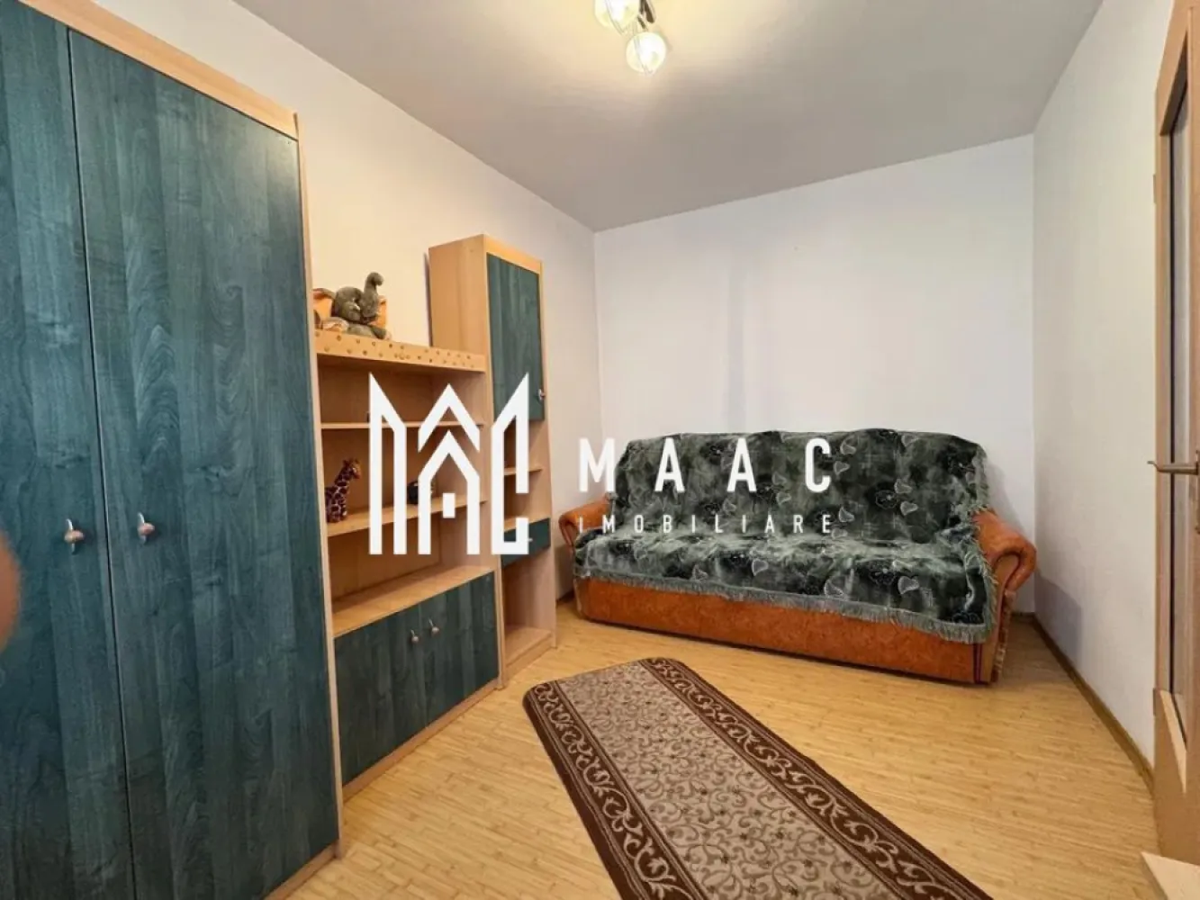 Apartament 2 camere | Balcon | 45 MP | Vasile Milea - MAAC Imobiliare vă propune spre vânzare un apartament cu 2 camere, situat în zona Milea, în imediata vecinătate a stației OMV.

Detalii generale:
Apartamentul este amplasat la etajul 4 al unui imobil cu 5 niveluri, ultimul fiind mansardă.
Suprafața utilă este de 45 mp, iar suprafața totală ajunge la 49 mp.
Locația oferă acces rapid la mijloace de transport, magazine, instituții și puncte importante din oraș.

Compartimentare:
Hol de intrare.
Bucătărie separată.
2 camere nedecomandate, ideale ca dormitor și living.
Balcon închis cu termopan, accesibil din unul dintre dormitoare.

Dotări & confort:
Centrala termică proprie cu calorifere.
Se vinde complet mobilat, conform fotografiilor, fiind pregătit pentru mutare imediată sau investiție.

Pentru mai multe detalii precizati telefonic ca ati vazut anuntul cu ID: CP2834752