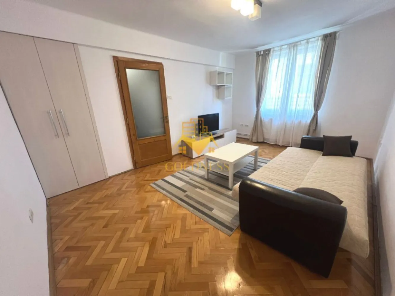 1 camera, modern, Piata Unirii, Eroilor, Centru, Opera Nationala - GOLDNESS Imobiliare vă propune spre închiriere un apartament cu 1 camera complet mobilat și utilat, la etajul 2 într-un imobil de 4 etaje, în Centru, pe Ion I. C. Bratianu .
Se află în apropierea stațiilor de transport în comun, magazine, restaurante, spații verzi, farmacii, etc 

Apartamentul este compartimentat astfel:
 - dormitor cu o canapea extensibila, dressing, noptiere
 -bucatarie complet utilată, loc de servit masa 
 - baie cu dus, calorifer port prosop și dulap pentru depozitare.

Imobilul este dotat cu toate cele necesare- centrală proprie, mașină de spălat haine, frigider, aragaz, hotă, etc. 
Nu se accepa animale de companie si fumatori!
Dacă sunteți interesați de acest apartament și doriți să îl vizionați, dar și pentru alte oferte nu ezitați să ne contactați telefonic sau prin e-mail. Vă stăm la dispoziție!
Pentru intermediere se percepe un comision de 50% din prețul chiriei!