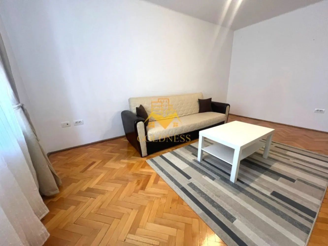 1 camera, modern, Piata Unirii, Eroilor, Centru, Opera Nationala - GOLDNESS Imobiliare vă propune spre închiriere un apartament cu 1 camera complet mobilat și utilat, la etajul 2 într-un imobil de 4 etaje, în Centru, pe Ion I. C. Bratianu .
Se află în apropierea stațiilor de transport în comun, magazine, restaurante, spații verzi, farmacii, etc 

Apartamentul este compartimentat astfel:
 - dormitor cu o canapea extensibila, dressing, noptiere
 -bucatarie complet utilată, loc de servit masa 
 - baie cu dus, calorifer port prosop și dulap pentru depozitare.

Imobilul este dotat cu toate cele necesare- centrală proprie, mașină de spălat haine, frigider, aragaz, hotă, etc. 
Nu se accepa animale de companie si fumatori!
Dacă sunteți interesați de acest apartament și doriți să îl vizionați, dar și pentru alte oferte nu ezitați să ne contactați telefonic sau prin e-mail. Vă stăm la dispoziție!
Pentru intermediere se percepe un comision de 50% din prețul chiriei!