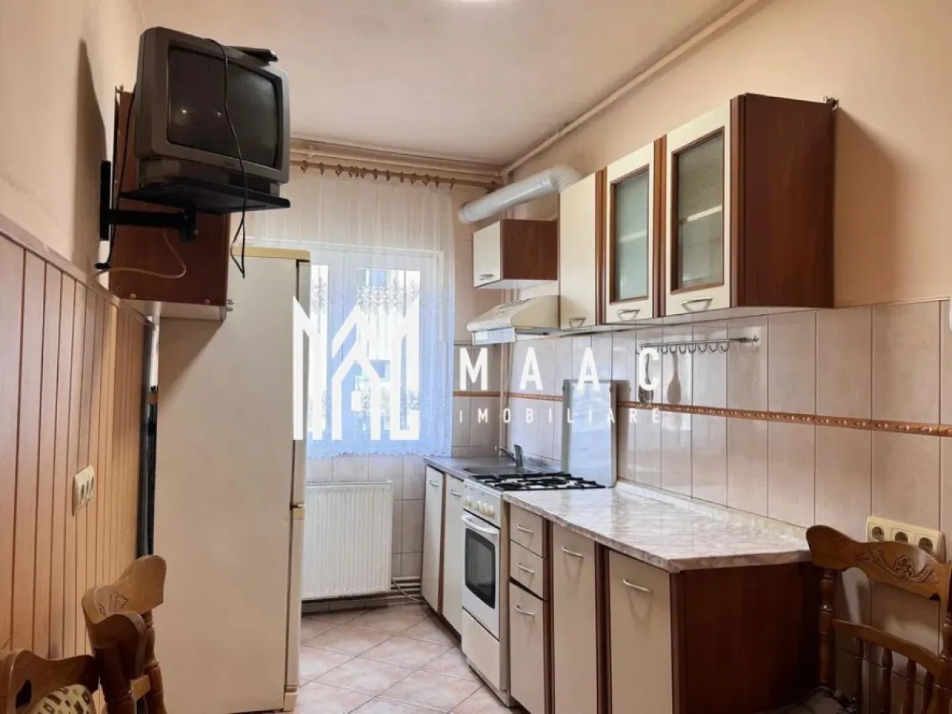 Apartament 2 camere | Balcon | 45 MP | Vasile Milea - MAAC Imobiliare vă propune spre vânzare un apartament cu 2 camere, situat în zona Milea, în imediata vecinătate a stației OMV.

Detalii generale:
Apartamentul este amplasat la etajul 4 al unui imobil cu 5 niveluri, ultimul fiind mansardă.
Suprafața utilă este de 45 mp, iar suprafața totală ajunge la 49 mp.
Locația oferă acces rapid la mijloace de transport, magazine, instituții și puncte importante din oraș.

Compartimentare:
Hol de intrare.
Bucătărie separată.
2 camere nedecomandate, ideale ca dormitor și living.
Balcon închis cu termopan, accesibil din unul dintre dormitoare.

Dotări & confort:
Centrala termică proprie cu calorifere.
Se vinde complet mobilat, conform fotografiilor, fiind pregătit pentru mutare imediată sau investiție.

Pentru mai multe detalii precizati telefonic ca ati vazut anuntul cu ID: CP2834752