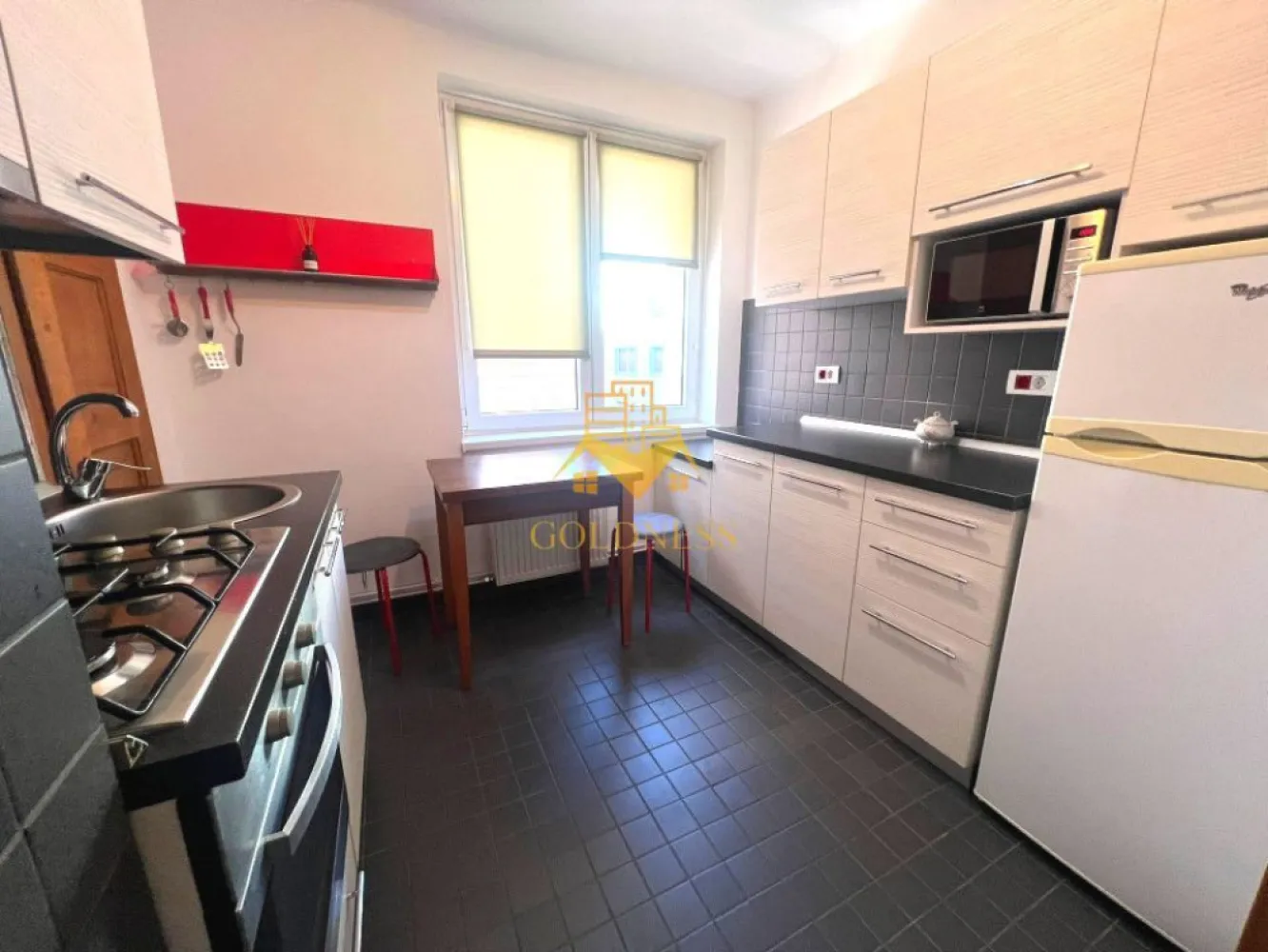 1 camera, modern, Piata Unirii, Eroilor, Centru, Opera Nationala - GOLDNESS Imobiliare vă propune spre închiriere un apartament cu 1 camera complet mobilat și utilat, la etajul 2 într-un imobil de 4 etaje, în Centru, pe Ion I. C. Bratianu .
Se află în apropierea stațiilor de transport în comun, magazine, restaurante, spații verzi, farmacii, etc 

Apartamentul este compartimentat astfel:
 - dormitor cu o canapea extensibila, dressing, noptiere
 -bucatarie complet utilată, loc de servit masa 
 - baie cu dus, calorifer port prosop și dulap pentru depozitare.

Imobilul este dotat cu toate cele necesare- centrală proprie, mașină de spălat haine, frigider, aragaz, hotă, etc. 
Nu se accepa animale de companie si fumatori!
Dacă sunteți interesați de acest apartament și doriți să îl vizionați, dar și pentru alte oferte nu ezitați să ne contactați telefonic sau prin e-mail. Vă stăm la dispoziție!
Pentru intermediere se percepe un comision de 50% din prețul chiriei!