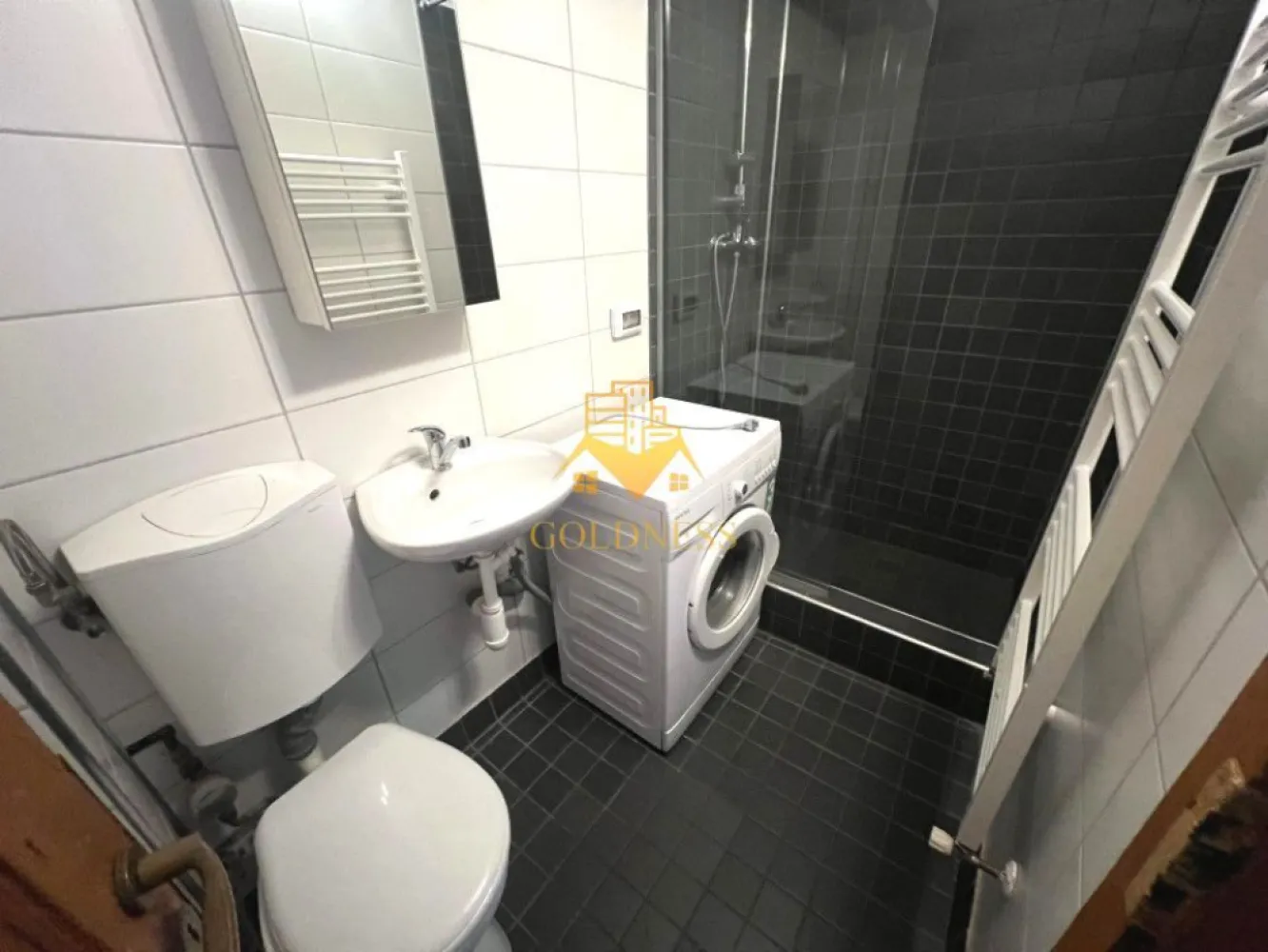 1 camera, modern, Piata Unirii, Eroilor, Centru, Opera Nationala - GOLDNESS Imobiliare vă propune spre închiriere un apartament cu 1 camera complet mobilat și utilat, la etajul 2 într-un imobil de 4 etaje, în Centru, pe Ion I. C. Bratianu .
Se află în apropierea stațiilor de transport în comun, magazine, restaurante, spații verzi, farmacii, etc 

Apartamentul este compartimentat astfel:
 - dormitor cu o canapea extensibila, dressing, noptiere
 -bucatarie complet utilată, loc de servit masa 
 - baie cu dus, calorifer port prosop și dulap pentru depozitare.

Imobilul este dotat cu toate cele necesare- centrală proprie, mașină de spălat haine, frigider, aragaz, hotă, etc. 
Nu se accepa animale de companie si fumatori!
Dacă sunteți interesați de acest apartament și doriți să îl vizionați, dar și pentru alte oferte nu ezitați să ne contactați telefonic sau prin e-mail. Vă stăm la dispoziție!
Pentru intermediere se percepe un comision de 50% din prețul chiriei!