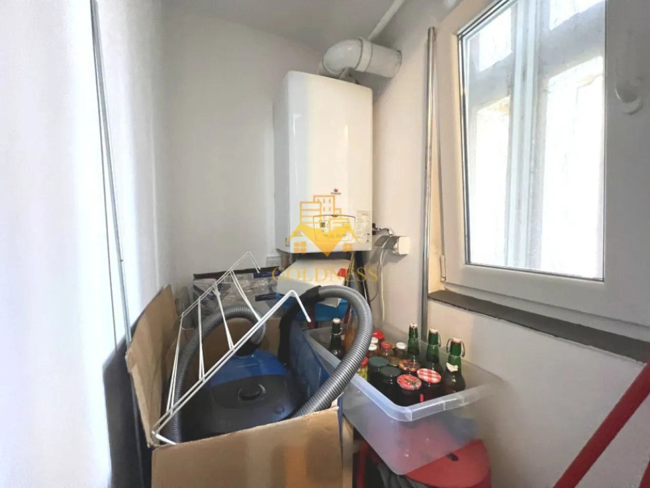 1 camera, modern, Piata Unirii, Eroilor, Centru, Opera Nationala - GOLDNESS Imobiliare vă propune spre închiriere un apartament cu 1 camera complet mobilat și utilat, la etajul 2 într-un imobil de 4 etaje, în Centru, pe Ion I. C. Bratianu .
Se află în apropierea stațiilor de transport în comun, magazine, restaurante, spații verzi, farmacii, etc 

Apartamentul este compartimentat astfel:
 - dormitor cu o canapea extensibila, dressing, noptiere
 -bucatarie complet utilată, loc de servit masa 
 - baie cu dus, calorifer port prosop și dulap pentru depozitare.

Imobilul este dotat cu toate cele necesare- centrală proprie, mașină de spălat haine, frigider, aragaz, hotă, etc. 
Nu se accepa animale de companie si fumatori!
Dacă sunteți interesați de acest apartament și doriți să îl vizionați, dar și pentru alte oferte nu ezitați să ne contactați telefonic sau prin e-mail. Vă stăm la dispoziție!
Pentru intermediere se percepe un comision de 50% din prețul chiriei!