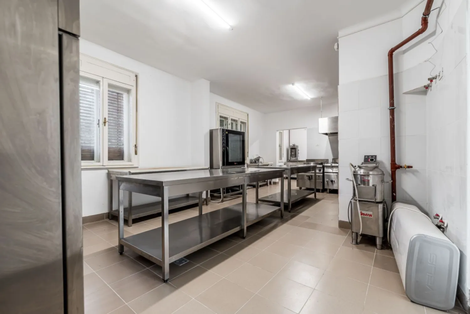 Casa cu potential multiplu cu teren generos pe strada Dunarii - Comision 0%
Vă propun spre vânzare o proprietate cu un potențial deosebit, potrivită atât pentru locuit, cât și pentru desfășurarea unei activități comerciale. Imobilul reprezintă o alegere excelentă pentru afaceri din domeniul Horeca.
Proprietatea este compusă din două corpuri de clădire și anexe pentru depozitare, fiind amplasată pe un teren de 1.630 mp, cu 15 metri front stradal și acces prin poartă de mari dimensiuni, facilitând accesul autovehiculelor și aprovizionarea.

Corpul principal are o suprafață de 132 mp construiți și este compartimentat în 3 camere, hol, baie, bucătărie, cămară și pivniță. Imobilul este gandit pentru un circuit eficient al productiei si este dotat cu aparatura necesară desfășurării unei activități de catering, avand instalație electrică trifazica si retea de gaz.

Al doilea corp de clădire are 150 mp construiți și este compus din 3 camere, baie și bucătărie. Acesta a fost renovat integral, se vinde complet mobilat și utilat și beneficiază de încălzire prin centrală termică proprie pe gaz.

În completarea spațiului există mai multe anexe destinate depozitării, oferind un plus de funcționalitate atât pentru uz rezidențial, cât și pentru activități comerciale.

Proprietatea dispune de toate utilitățile.
📞 Pentru detalii și programarea unei vizionări:
Blaga Flavius – 0754467525 Consultant imobiliar acreditat APAIR (Asociația Profesională a Agenților Imobiliari din România)

Nu dispui de toată suma? Te ajutăm noi gratuit! Îți obținem oferte de la 16 bănci.
Ai o proprietate de vânzare în Arad și vrei să știi cât valorează cu adevărat?

Birou: ACASĂ | Agenție imobiliară Arad
Adresă: Bulevardul Decebal 2, Arad 310133