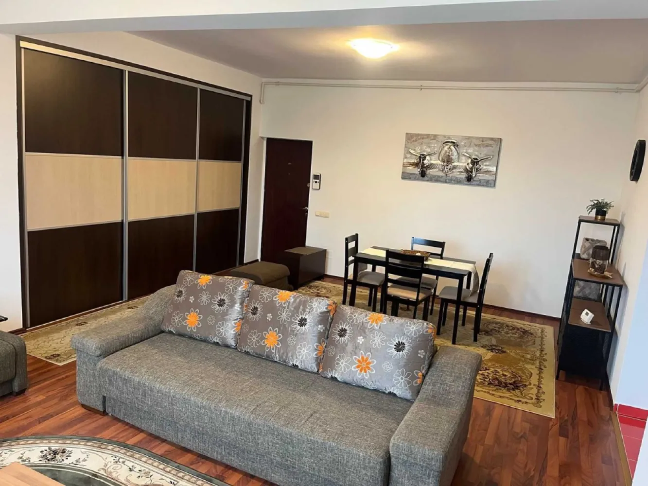 Apartament 2 cam mobilat, bloc 2011, suprafata utila 76mp - Mobilat si utilat complet pentru locuit. 
Suprafata utila 76,2 mp, suprafata totala 79,92mp. 
Are bucatarie inchisa. 
Multiple spaţii de depozitare.
Contor apometru, centrala proprie noua si termostat wireless, aparat de aer condiţionat, masina da spalat rufe. 
Blocul are lift. 
Blocul se afla pe calea Giulesti, intre podul Basarab si podul Grant 
Distante:
Carrefour Orhideea - 800 m 
Kaufland Basarab - 850 m 
Piata Crangasi/Metrou Crangasi - 900 m 
Metrou Grozavesti: 1,3 km 
Gara de nord - 1,5 km 
Statie STB autobuz 178 - 20 m 
Chiria se percepe astfel: prima luna plus o luna cu titlu de garantie, iar durata minima a contractului este de 1 an. 
Fara animale de companie.