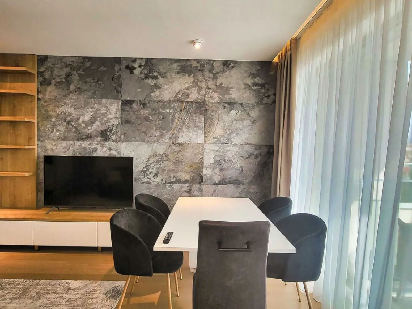 Apartament 2 camere si parcare - One Herastrau Plaza - Fara comision - Un apartament spatios cu vedere libera catre Promenada Mall , cu o mobila moderna. One Herastrau Plaza este una dintre cele mai emblematice cladiri de apartamente din Bucuresti langa parcul Herastrau. Apartamentul are aer condiționat centralizat, încălzire prin pardoseală, balcon și vedere panoramica. Această proprietate oferă parcare privată si un birou de securitate deschis 24/7. Un apartament modern, cu un dormitor, ce este dotat cu televizoare smart și o bucătărie complet utilată, ce oferă oaspeților o mașină de spălat vase, un cuptor, un cuptor cu microunde, o mașină de spălat rufe, un uscator, un frigider și o plită...Dormitorul este pregatit cu un pat comfortabil. Are un spatiu de depozitare al lucrurilor destul de generos. Baia are cabina de dus dar si cada fiind foarte mare. Locul de parcare al apartamentului este inclus in pretul afisat. Nu exista comision la inchiriere!

A spacious apartment with an open view towards Promenada Mall, featuring modern furniture. One Herastrau Plaza is one of the most iconic apartment buildings in Bucharest, located near Herastrau Park. The apartment includes centralized air conditioning, underfloor heating, a balcony, and panoramic views. This property offers private parking and a 24/7 security desk. It is a modern one-bedroom apartment equipped with smart TVs and a fully equipped kitchen, providing guests with a dishwasher, oven, microwave, washing machine, dryer, refrigerator, and stovetop. The bedroom is furnished with a comfortable bed and offers generous storage space. The bathroom is large and includes both a shower cabin and a bathtub. The apartment's parking space is included in the listed price. No rental commission!