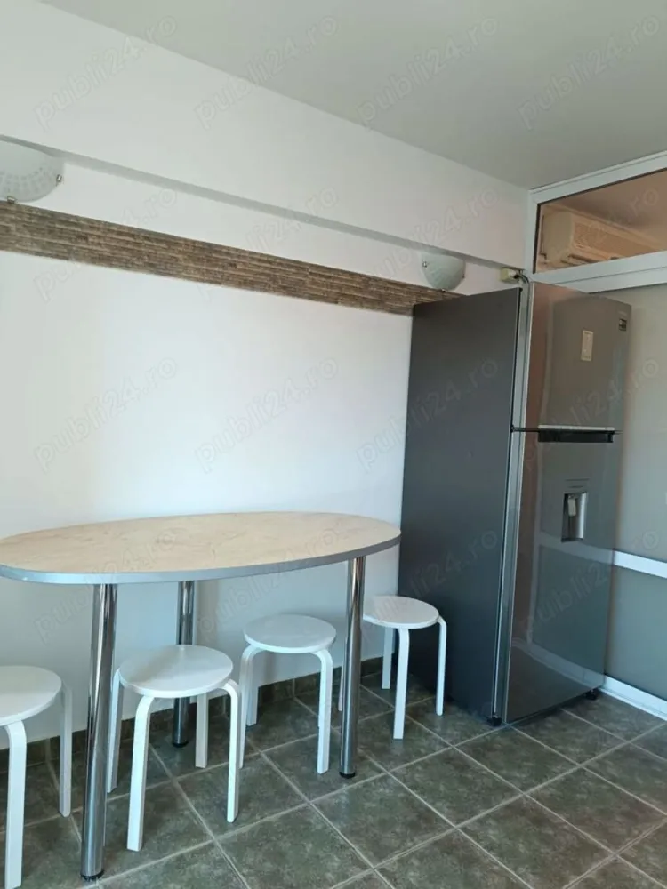 Inchiriez apartament 2 camere, Berceni, strada Panselelor. - Apartament 2 camere decomandat, etaj 6 din 8, 2 lifturi, mobilat, utilat, 2 aere conditionate, bucatarie noua, proaspat vopsit.nu dispune de centrala propie dar este foarte calduros.
10 min de mers pe jos de aparatorii patriei si 15 min de piata sudului.

Se cere 430 euro si se inchiriaza pe 400 euro

Fara agentii