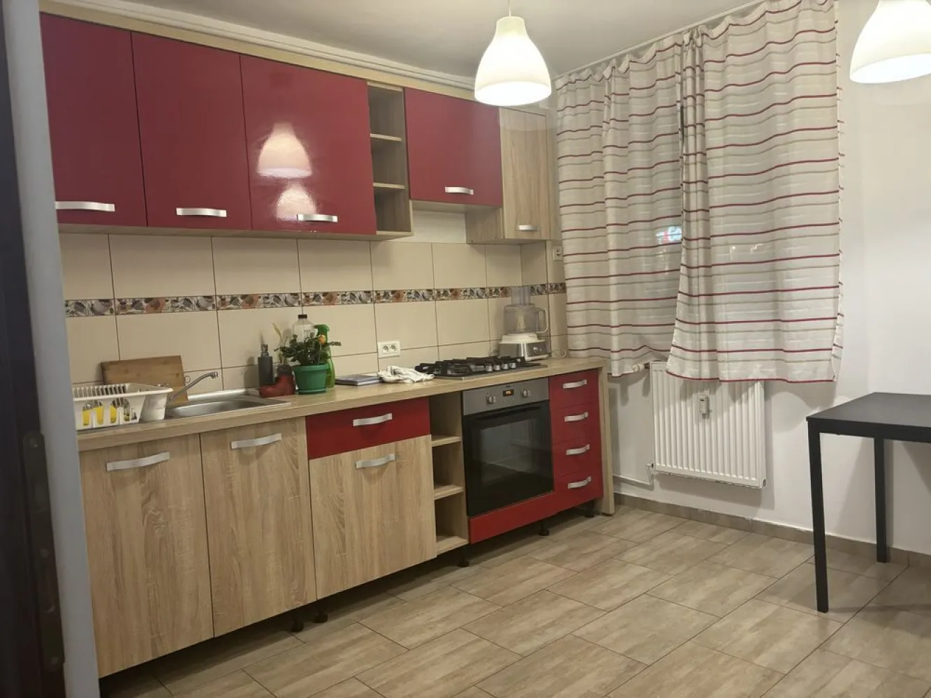 BRASADAS vinde ap cam PARTER zona 1 Decembrie. - Agenția imobiliara BRASADAS vinde apartament cu două camere decomandat.
Apartamentul este situat la parter/4, intr un bloc linistit cu vedere la o zona verde , ferit de zgomotul orașului. 
Este curat, renovat și igienizat. 
Bucătăria este mobilată-utilată. 
Pe hol se află un dressing super spațios făcut pe comandă. 
Acces facil piața 1 minut , școală 5 minute, metrou 1 decembrie 10 minute , supermakerturi 5 minute. 
Se poate obține loc de parcare de la primărie.
www.brasadas.com.