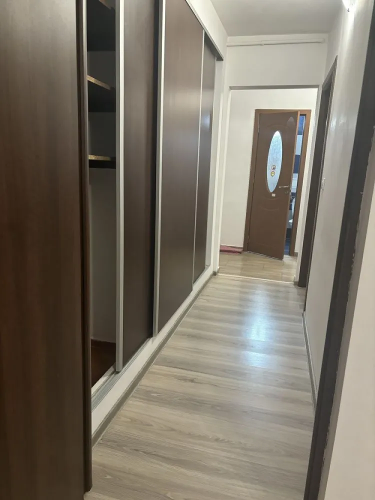 BRASADAS vinde ap cam PARTER zona 1 Decembrie. - Agenția imobiliara BRASADAS vinde apartament cu două camere decomandat.
Apartamentul este situat la parter/4, intr un bloc linistit cu vedere la o zona verde , ferit de zgomotul orașului. 
Este curat, renovat și igienizat. 
Bucătăria este mobilată-utilată. 
Pe hol se află un dressing super spațios făcut pe comandă. 
Acces facil piața 1 minut , școală 5 minute, metrou 1 decembrie 10 minute , supermakerturi 5 minute. 
Se poate obține loc de parcare de la primărie.
www.brasadas.com.