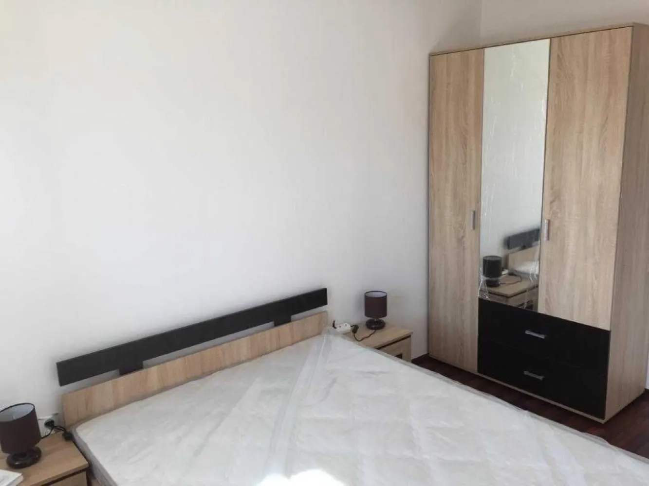 Proprietar, ap 3 camere ,Gorjului,92mp,loc parcare,mobilat si utilat - Ofer spre inchiriere un apartament aflat pe Blv. Iuliu Maniu 170A , cu 3 camere de 90 mp la etajul 9 din 10.

Apartamentul este mobilat si utilat ( aragaz, frigider, masina de spalat rufe, hota, televizoare, 3 aere conditionate) .Este un apartament calduros si luminos - este amplasat spre sud si are lumina toata ziua. Are 2 balcoane ( unul cu acces din sufragerie si unul cu acces din dormitorul mare. Bucatarie cu bar si zona de luat masa. Baie cu cada si geam.

Loc de parcare inclus . 

Loc de joaca pentru copii in fata blocului si Mega Image la parterul blocului. 

Mutare imediata. 

1+1 luna garantie

Vizionare: Luni - Duminica 9:00-22:00 cu telefon inainte.