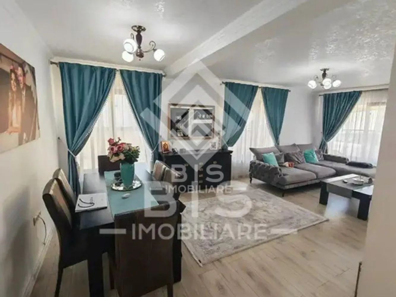 Casa P+E Zona Dedeman - Casă individuală superbă, 150 mp, zonă Dedeman, Bistriţa!

Casă individuală fermecătoare P+E, cu o suprafaţă utilă de 150 mp, situată în zona Dedeman, Bistriţa, aproape de OK Shopping Centre. Construită în 2020, casa oferă:

* 3 dormitoare cozy.
* Living spaţios şi luminos
* Bucătărie modernă şi complet utilată 
* 2 băi moderne
* 2 balcoane 
* Curte pavată, cu spaţii verzi amenajate, perfectă pentru relaxare şi petreceri în familie!
* 2 locuri de parcare în curte
* Orientare: S-E

Această casă oferă confortul şi spaţiul de care ai nevoie, într-o locaţie excelentă, aproape de toate facilităţile. Nu rata această oportunitate!

VAUNT ID: 101064