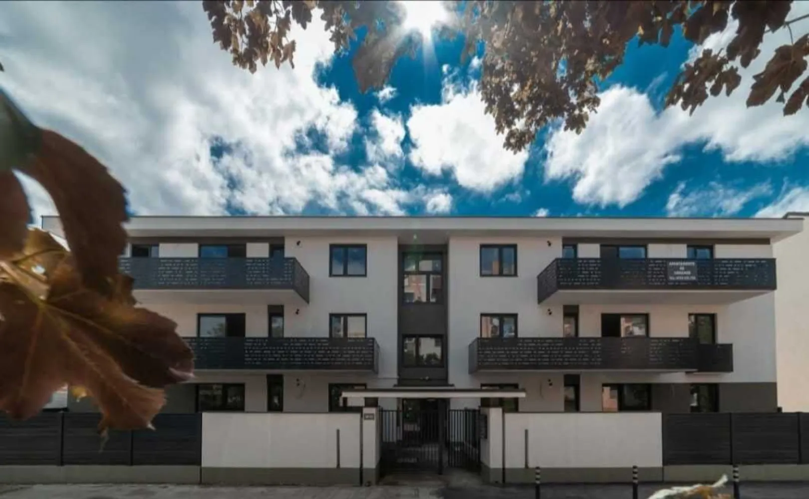 BRASADAS vinde ap 3 cam cu curte proprie in Carpati 2. - Agentia Imobiliara BRASADAS vinde apartament cu 3 camere, ce face parte dintr-un ansamblu rezidențial, împrejmuit, cu acces securizat prin barieră, în Cartierul Carpați II din municipiul Satu Mare.

Apartamentul este amplasat la parterul unui imobil cu regim de înălțime P+2 finalizat în anul 2022.

Locuința are o suprafață utilă totală de 70 mp, compartimentată eficient : 
- un living generos 
- bucătărie open space 
- două dormitoare
- două holuri 
- două băi
- curte / terasă spațioasă de 83 de mp amenajată și cu acces direct, înscrisă în CF
- un loc de parcare în curtea ansamblului de blocuri, înscrisă în CF

Apartamentul se vinde complet mobilat și utilat, având următoarele dotări esențiale: 
- încălzire în pardoseală, 
- centrală termică proprie, 
- ferestre termopan cu geam cu trei sticle, 
- sistem supraveghere video și antiefracție. 
- sistem de control acces cu videointerfon

Accesul în apartament se poate face atât prin curtea poprie cât și folosind casa scărilor.

Dacă sunteți în căutarea unui apartament spațios, luminos, situat într-o zonă liniștită și sigură, această proprietate este alegerea perfectă.

Www.brasadas.com.