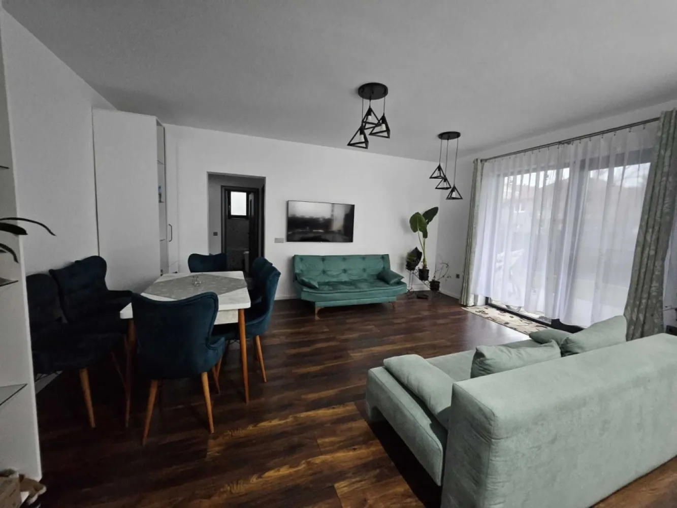 BRASADAS vinde ap 3 cam cu curte proprie in Carpati 2. - Agentia Imobiliara BRASADAS vinde apartament cu 3 camere, ce face parte dintr-un ansamblu rezidențial, împrejmuit, cu acces securizat prin barieră, în Cartierul Carpați II din municipiul Satu Mare.

Apartamentul este amplasat la parterul unui imobil cu regim de înălțime P+2 finalizat în anul 2022.

Locuința are o suprafață utilă totală de 70 mp, compartimentată eficient : 
- un living generos 
- bucătărie open space 
- două dormitoare
- două holuri 
- două băi
- curte / terasă spațioasă de 83 de mp amenajată și cu acces direct, înscrisă în CF
- un loc de parcare în curtea ansamblului de blocuri, înscrisă în CF

Apartamentul se vinde complet mobilat și utilat, având următoarele dotări esențiale: 
- încălzire în pardoseală, 
- centrală termică proprie, 
- ferestre termopan cu geam cu trei sticle, 
- sistem supraveghere video și antiefracție. 
- sistem de control acces cu videointerfon

Accesul în apartament se poate face atât prin curtea poprie cât și folosind casa scărilor.

Dacă sunteți în căutarea unui apartament spațios, luminos, situat într-o zonă liniștită și sigură, această proprietate este alegerea perfectă.

Www.brasadas.com.