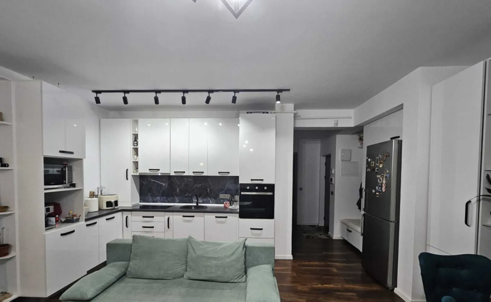 BRASADAS vinde ap 3 cam cu curte proprie in Carpati 2. - Agentia Imobiliara BRASADAS vinde apartament cu 3 camere, ce face parte dintr-un ansamblu rezidențial, împrejmuit, cu acces securizat prin barieră, în Cartierul Carpați II din municipiul Satu Mare.

Apartamentul este amplasat la parterul unui imobil cu regim de înălțime P+2 finalizat în anul 2022.

Locuința are o suprafață utilă totală de 70 mp, compartimentată eficient : 
- un living generos 
- bucătărie open space 
- două dormitoare
- două holuri 
- două băi
- curte / terasă spațioasă de 83 de mp amenajată și cu acces direct, înscrisă în CF
- un loc de parcare în curtea ansamblului de blocuri, înscrisă în CF

Apartamentul se vinde complet mobilat și utilat, având următoarele dotări esențiale: 
- încălzire în pardoseală, 
- centrală termică proprie, 
- ferestre termopan cu geam cu trei sticle, 
- sistem supraveghere video și antiefracție. 
- sistem de control acces cu videointerfon

Accesul în apartament se poate face atât prin curtea poprie cât și folosind casa scărilor.

Dacă sunteți în căutarea unui apartament spațios, luminos, situat într-o zonă liniștită și sigură, această proprietate este alegerea perfectă.

Www.brasadas.com.