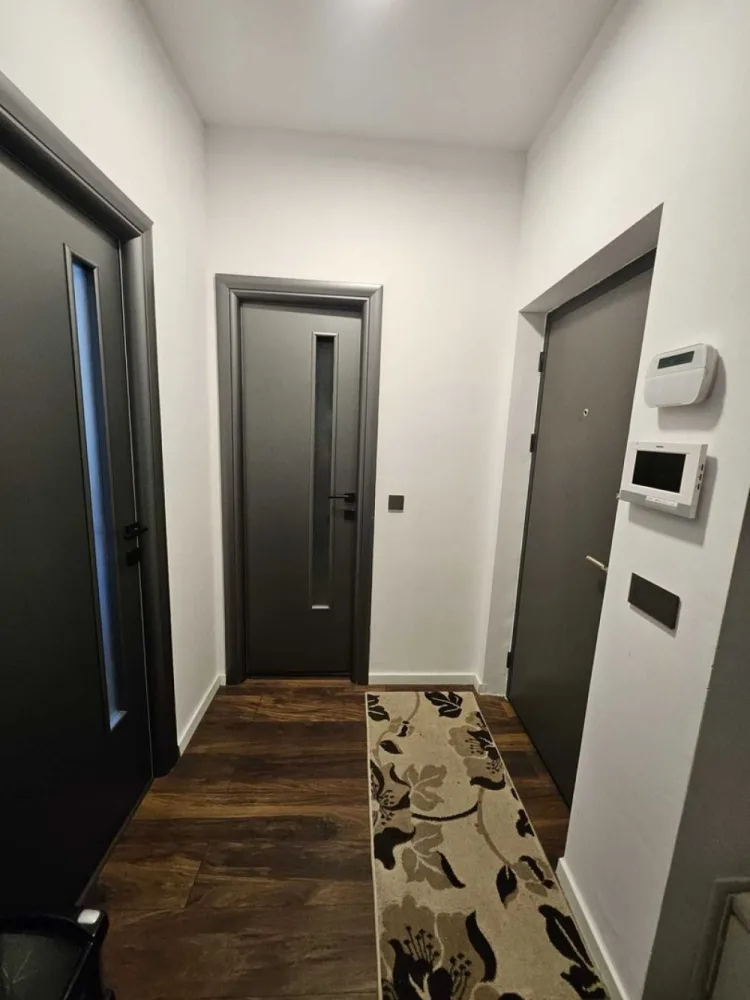 BRASADAS vinde ap 3 cam cu curte proprie in Carpati 2. - Agentia Imobiliara BRASADAS vinde apartament cu 3 camere, ce face parte dintr-un ansamblu rezidențial, împrejmuit, cu acces securizat prin barieră, în Cartierul Carpați II din municipiul Satu Mare.

Apartamentul este amplasat la parterul unui imobil cu regim de înălțime P+2 finalizat în anul 2022.

Locuința are o suprafață utilă totală de 70 mp, compartimentată eficient : 
- un living generos 
- bucătărie open space 
- două dormitoare
- două holuri 
- două băi
- curte / terasă spațioasă de 83 de mp amenajată și cu acces direct, înscrisă în CF
- un loc de parcare în curtea ansamblului de blocuri, înscrisă în CF

Apartamentul se vinde complet mobilat și utilat, având următoarele dotări esențiale: 
- încălzire în pardoseală, 
- centrală termică proprie, 
- ferestre termopan cu geam cu trei sticle, 
- sistem supraveghere video și antiefracție. 
- sistem de control acces cu videointerfon

Accesul în apartament se poate face atât prin curtea poprie cât și folosind casa scărilor.

Dacă sunteți în căutarea unui apartament spațios, luminos, situat într-o zonă liniștită și sigură, această proprietate este alegerea perfectă.

Www.brasadas.com.