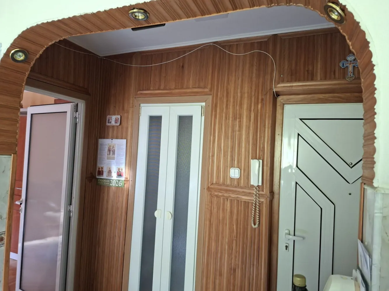 BRASADAS vinde ap 2 cam 52 mp. Etaj 4/4 ULTRACENTRAL. - Agenția imobiliara BRASADAS vinde apartament semidecomandat cu 2 camere, in zona ULTRACENTRALA, la etajul 4/4.
Doua camere semidecomandate, baie cu geam, bucatarie, balcon inchis, centrala termica, geamuri si uși termopan, parchet triplu stratificat, debara, AC, etc. in bloc de CĂRĂMIDA.
Se vinde mobilat si utilat împreună cu 2 beciuri de 28 mp si de 5 mp.
Suprafata totala construita de 65,46 mp. si suprafata utila de 52 mp.
Cota 15/1625 parte teren in folosință comuna.
Avantaje: scoli si licee in apropiere, supermarket, Parc Central, Piata Mare, etc. 
Pentru mai multe oferte accesați www.brasadas.com.