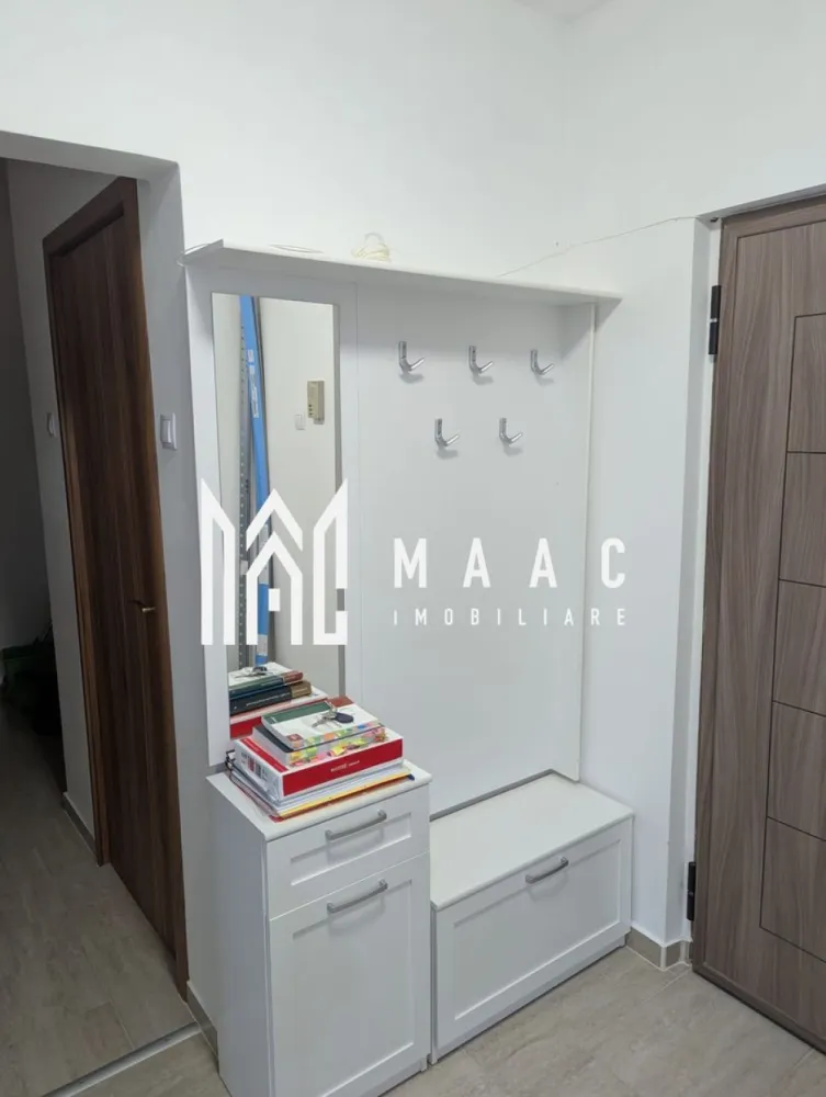 Apartament 3 camere | 80 MPU | Balcon | Mihai Viteazu - MAAC Imobiliare vă propune spre închiriere un apartament cu 3 camere situat pe bulevardul Mihai Viteazu, amplasat la etajul 4 al unui imobil dotat cu lift. Proprietatea dispune de o suprafață utilă de 80 mp și a fost renovată, oferind un spațiu confortabil și funcțional, potrivit pentru locuire pe termen lung într-una dintre zonele bine conectate ale orașului.

Apartamentul beneficiază de centrală termică proprie pentru un control eficient al temperaturii și de mașină de spălat, iar baia este prevăzută cu aerisire naturală, un avantaj important pentru confortul zilnic.

Caracteristici:
-apartament cu 3 camere
-suprafață utilă de 80 mp
-etaj 4
-imobil cu lift
-centrală termică proprie
-mașină de spălat
-renovat
-baie cu aerisire

Nu sunt acceptate animale de companie.

Se percepe o garanție în cuantumul unei chirii lunare.

Perioada minimă de închiriere este de 12 luni.

Pentru mai multe detalii, vă rugăm să specificați telefonic că ați văzut anunțul cu numărul CP2967801.