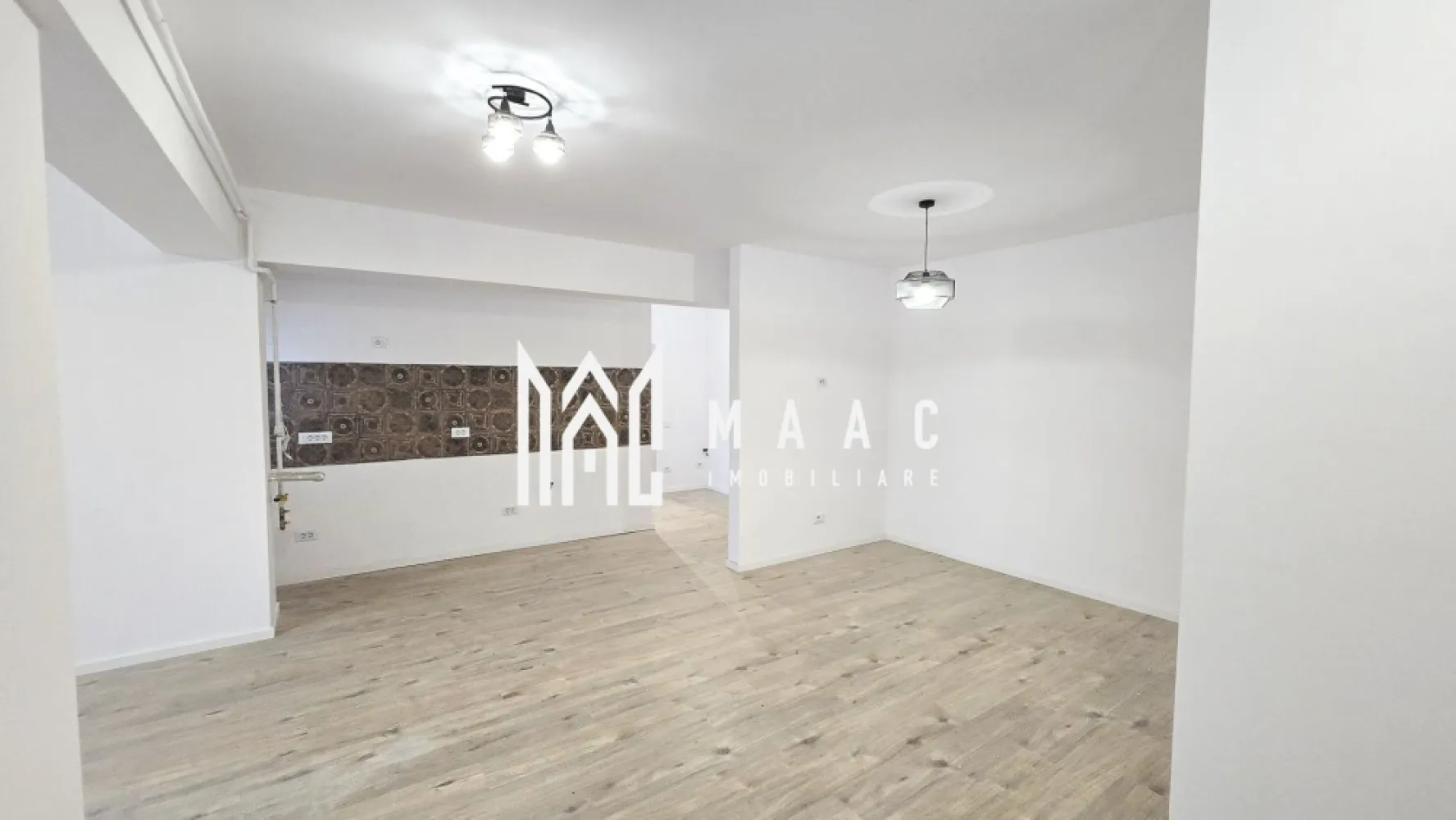 Apartament Bulevard 2 camere | Loc parcare subteran - ID anunț: CP2957695

MAAC Imobiliare vă propune spre vânzare un apartament nou, recent finalizat, situat într-o zonă liniștită de case, ideal pentru locuit.

Apartamentul este amplasat la parter înalt într-un imobil modern cu 3 etaje și are o suprafață totală de 64 mp. Compartimentarea este practică și modernă, fiind compus din:

hol de acces

living open space

zonă de dining

dormitor

dressing

baie

terasă

Locuința beneficiază de finisaje moderne și dotări de calitate, printre care:

gresie și faianță

tâmplărie PVC cu geam termopan

încălzire în pardoseală

obiecte sanitare încastrate în perete

centrală termică pe gaz (recent montată)

Apartamentul se vinde împreună cu un loc de parcare în parcarea subterană, inclus în preț.

Imobilul este situat într-o zonă exclusiv de case, ceea ce oferă liniște și intimitate, fără posibilitatea construirii altor blocuri în imediata apropiere.

 Se acceptă credit ipotecar.

Pentru mai multe informații sau pentru programarea unei vizionări, nu ezitați să ne contactați.
