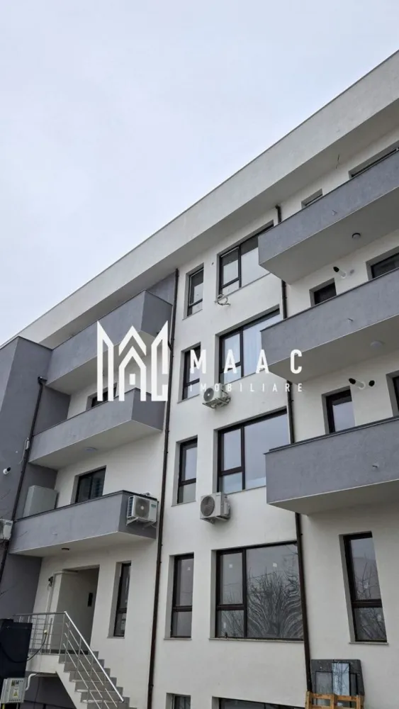 Apartament Bulevard 2 camere | Loc parcare subteran - ID anunț: CP2957695

MAAC Imobiliare vă propune spre vânzare un apartament nou, recent finalizat, situat într-o zonă liniștită de case, ideal pentru locuit.

Apartamentul este amplasat la parter înalt într-un imobil modern cu 3 etaje și are o suprafață totală de 64 mp. Compartimentarea este practică și modernă, fiind compus din:

hol de acces

living open space

zonă de dining

dormitor

dressing

baie

terasă

Locuința beneficiază de finisaje moderne și dotări de calitate, printre care:

gresie și faianță

tâmplărie PVC cu geam termopan

încălzire în pardoseală

obiecte sanitare încastrate în perete

centrală termică pe gaz (recent montată)

Apartamentul se vinde împreună cu un loc de parcare în parcarea subterană, inclus în preț.

Imobilul este situat într-o zonă exclusiv de case, ceea ce oferă liniște și intimitate, fără posibilitatea construirii altor blocuri în imediata apropiere.

 Se acceptă credit ipotecar.

Pentru mai multe informații sau pentru programarea unei vizionări, nu ezitați să ne contactați.