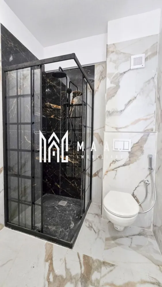 Apartament Bulevard 2 camere | Loc parcare subteran - ID anunț: CP2957695

MAAC Imobiliare vă propune spre vânzare un apartament nou, recent finalizat, situat într-o zonă liniștită de case, ideal pentru locuit.

Apartamentul este amplasat la parter înalt într-un imobil modern cu 3 etaje și are o suprafață totală de 64 mp. Compartimentarea este practică și modernă, fiind compus din:

hol de acces

living open space

zonă de dining

dormitor

dressing

baie

terasă

Locuința beneficiază de finisaje moderne și dotări de calitate, printre care:

gresie și faianță

tâmplărie PVC cu geam termopan

încălzire în pardoseală

obiecte sanitare încastrate în perete

centrală termică pe gaz (recent montată)

Apartamentul se vinde împreună cu un loc de parcare în parcarea subterană, inclus în preț.

Imobilul este situat într-o zonă exclusiv de case, ceea ce oferă liniște și intimitate, fără posibilitatea construirii altor blocuri în imediata apropiere.

 Se acceptă credit ipotecar.

Pentru mai multe informații sau pentru programarea unei vizionări, nu ezitați să ne contactați.