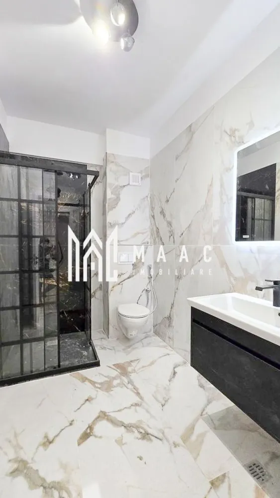 Apartament Bulevard 2 camere | Loc parcare subteran - ID anunț: CP2957695

MAAC Imobiliare vă propune spre vânzare un apartament nou, recent finalizat, situat într-o zonă liniștită de case, ideal pentru locuit.

Apartamentul este amplasat la parter înalt într-un imobil modern cu 3 etaje și are o suprafață totală de 64 mp. Compartimentarea este practică și modernă, fiind compus din:

hol de acces

living open space

zonă de dining

dormitor

dressing

baie

terasă

Locuința beneficiază de finisaje moderne și dotări de calitate, printre care:

gresie și faianță

tâmplărie PVC cu geam termopan

încălzire în pardoseală

obiecte sanitare încastrate în perete

centrală termică pe gaz (recent montată)

Apartamentul se vinde împreună cu un loc de parcare în parcarea subterană, inclus în preț.

Imobilul este situat într-o zonă exclusiv de case, ceea ce oferă liniște și intimitate, fără posibilitatea construirii altor blocuri în imediata apropiere.

 Se acceptă credit ipotecar.

Pentru mai multe informații sau pentru programarea unei vizionări, nu ezitați să ne contactați.