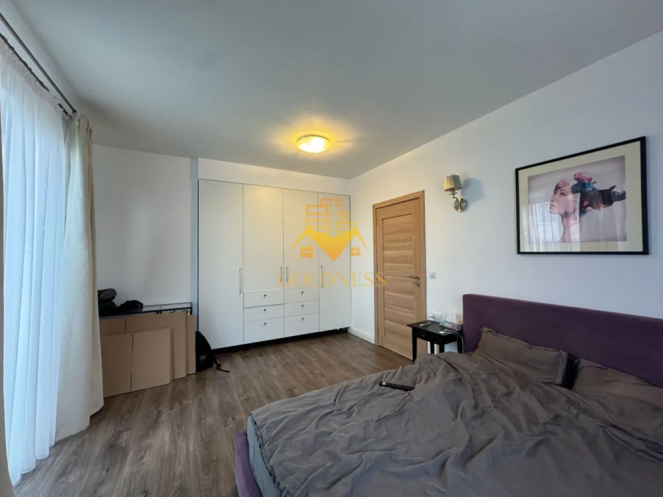 2 camere, bloc nou, parcare, Zorilor, Zona Mircea Eliade, UTCN, UMF - GOLDNESS Imobiliare vă propune spre închiriere un apartament cu 2 camere complet mobilat și utilat, la etajul 1 într-un imobil de 2 etaje, în Cartierul Zorilor.
Dispune de loc de parcare!
Se află în apropierea stațiilor de transport în comun, magazine, restaurante, spații verzi, farmacii, etc. 

Apartamentul este compartimentat astfel:
 - dormitor cu pat matrimonial, dressing, noptiere
 - living cu bucatarie open space complet utilată și mobilată, canapea extensibilă, loc de servit masa 
 - baie cu cabina de dus, calorifer port prosop și dulap pentru depozitare.
 - 2 balcoane

Imobilul este dotat cu toate cele necesare- centrală proprie, frigider, aragaz, hotă, mașină de spălat haine, etc. 

Dacă sunteți interesați de acest apartament și doriți să îl vizionați, dar și pentru alte oferte nu ezitați să ne contactați telefonic sau prin e-mail. Vă stăm la dispoziție!
Pentru intermediere se percepe un comision de 50% din prețul chiriei!